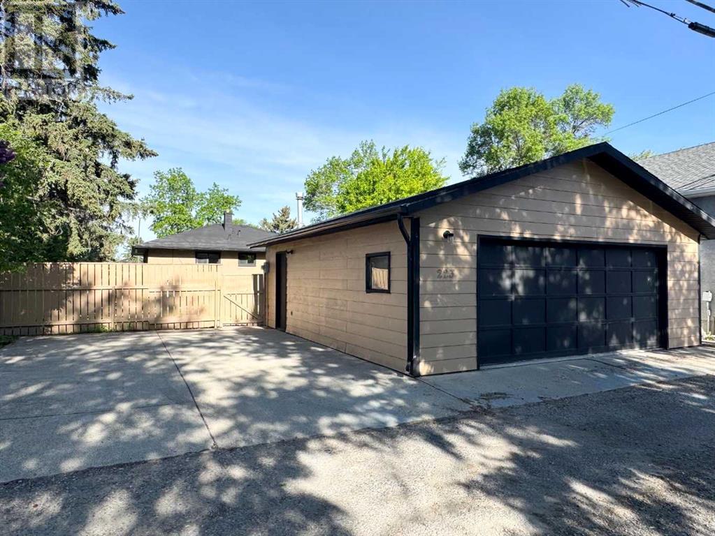 Property at 223 27 Street S image 5