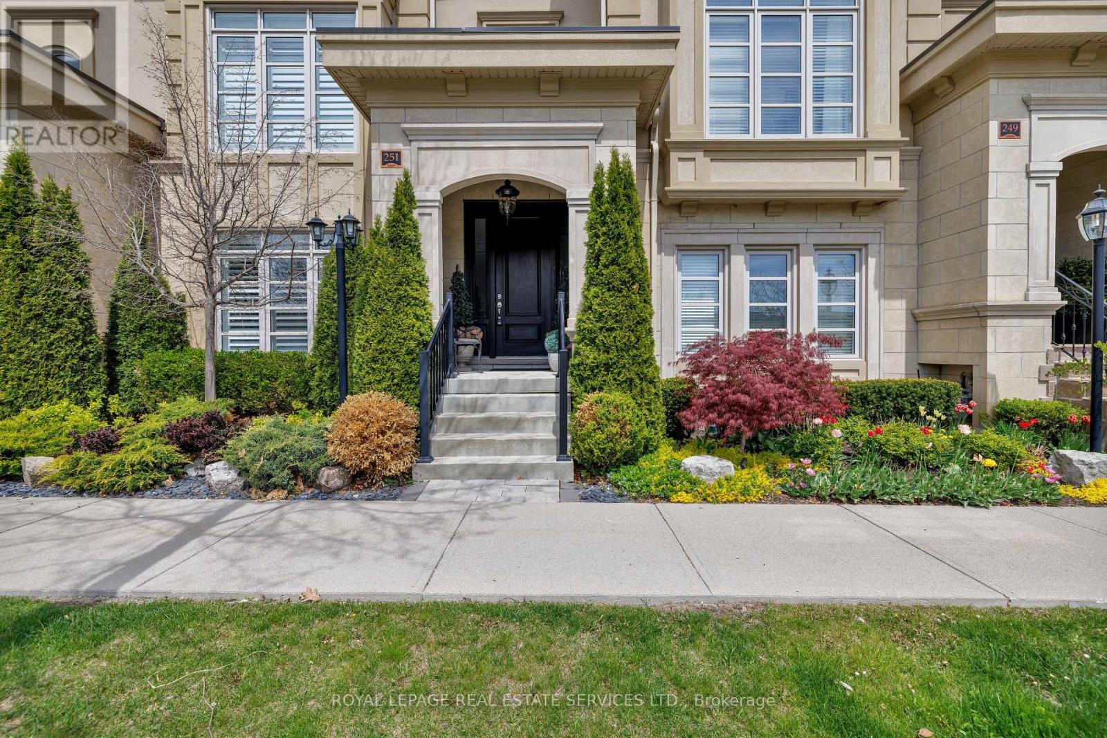 251 Hanover Street, Oakville (Wo West), Ontario  L6K 0H3 - Photo 3 - W12004704