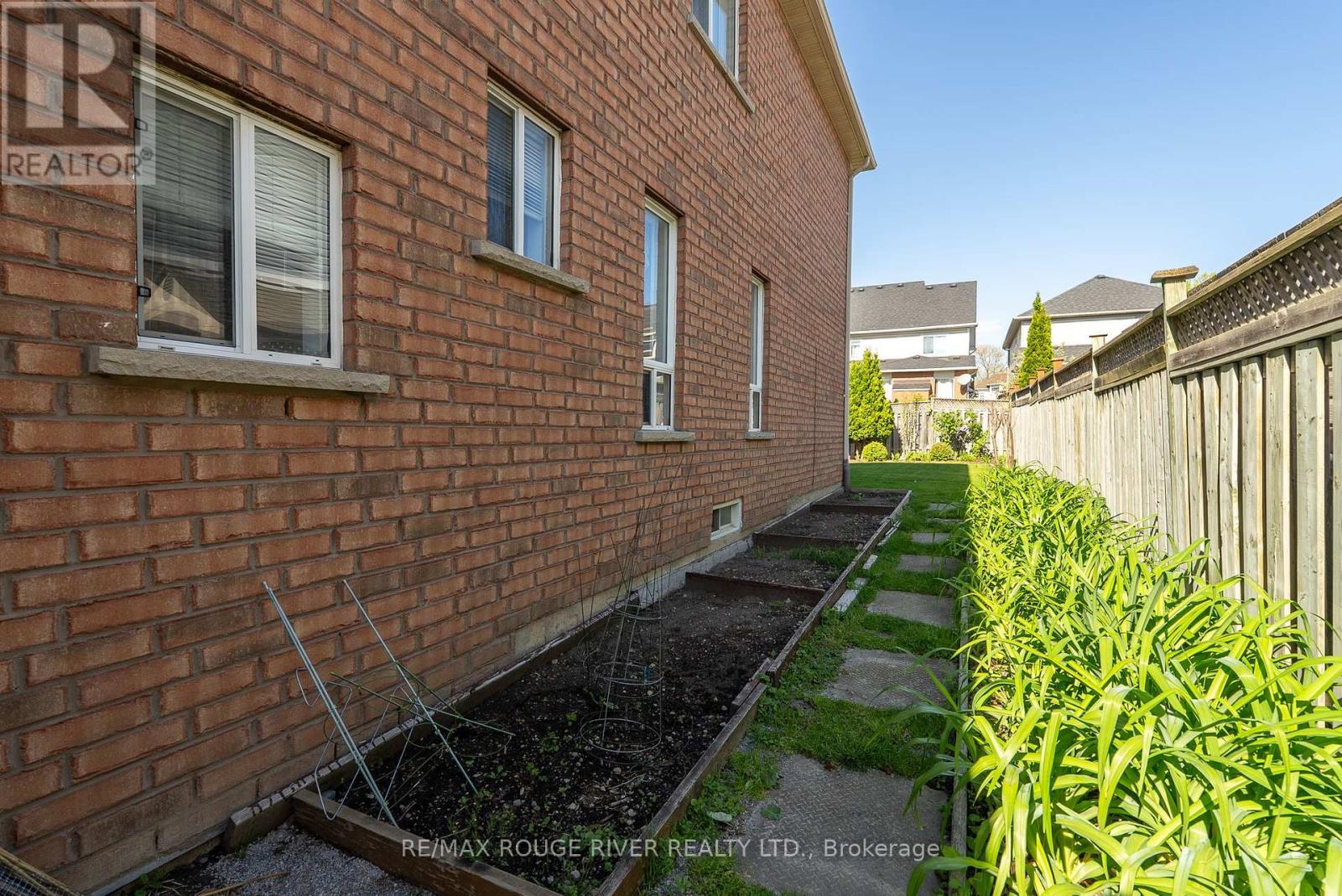 104 Willowbrook Drive, Whitby, Ontario  L1R 2S8 - Photo 46 - E12176285