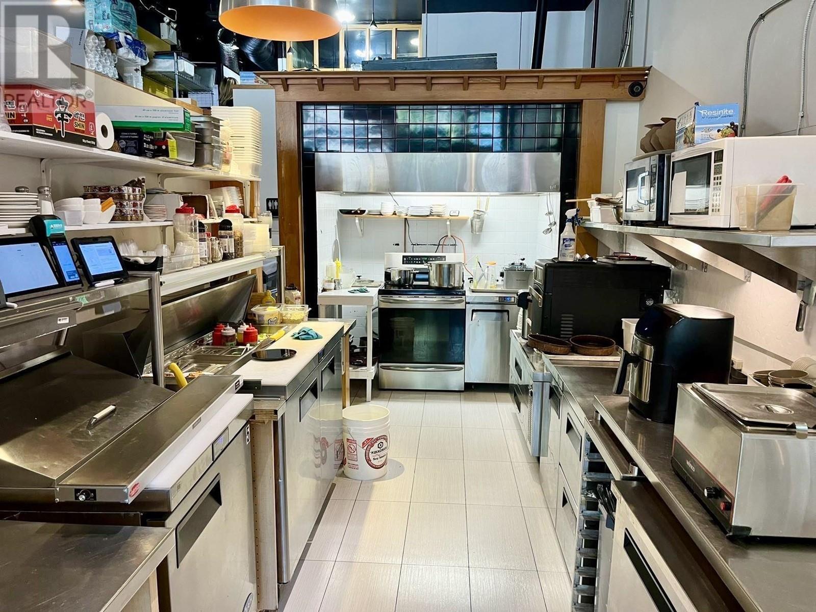 736 W BROADWAY, vancouver, British Columbia V5Z1G8