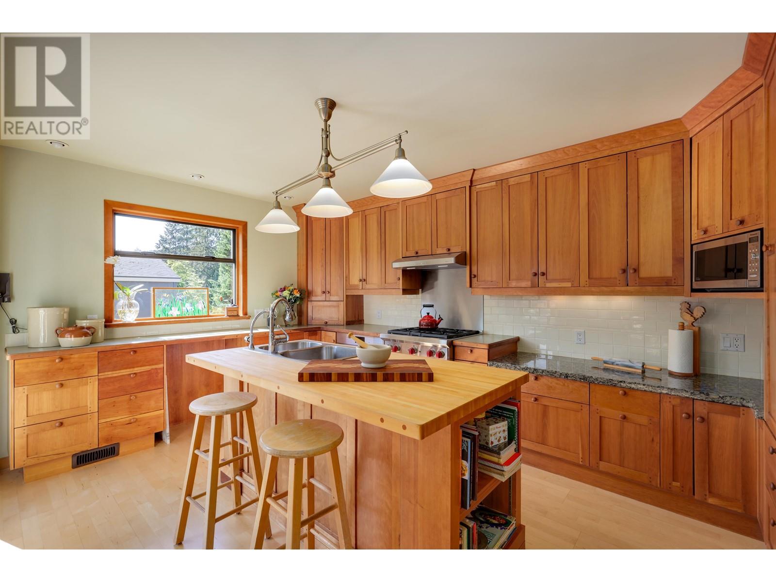 4638 Lockehaven Place, North Vancouver, British Columbia  V7G 2B8 - Photo 12 - R3007624