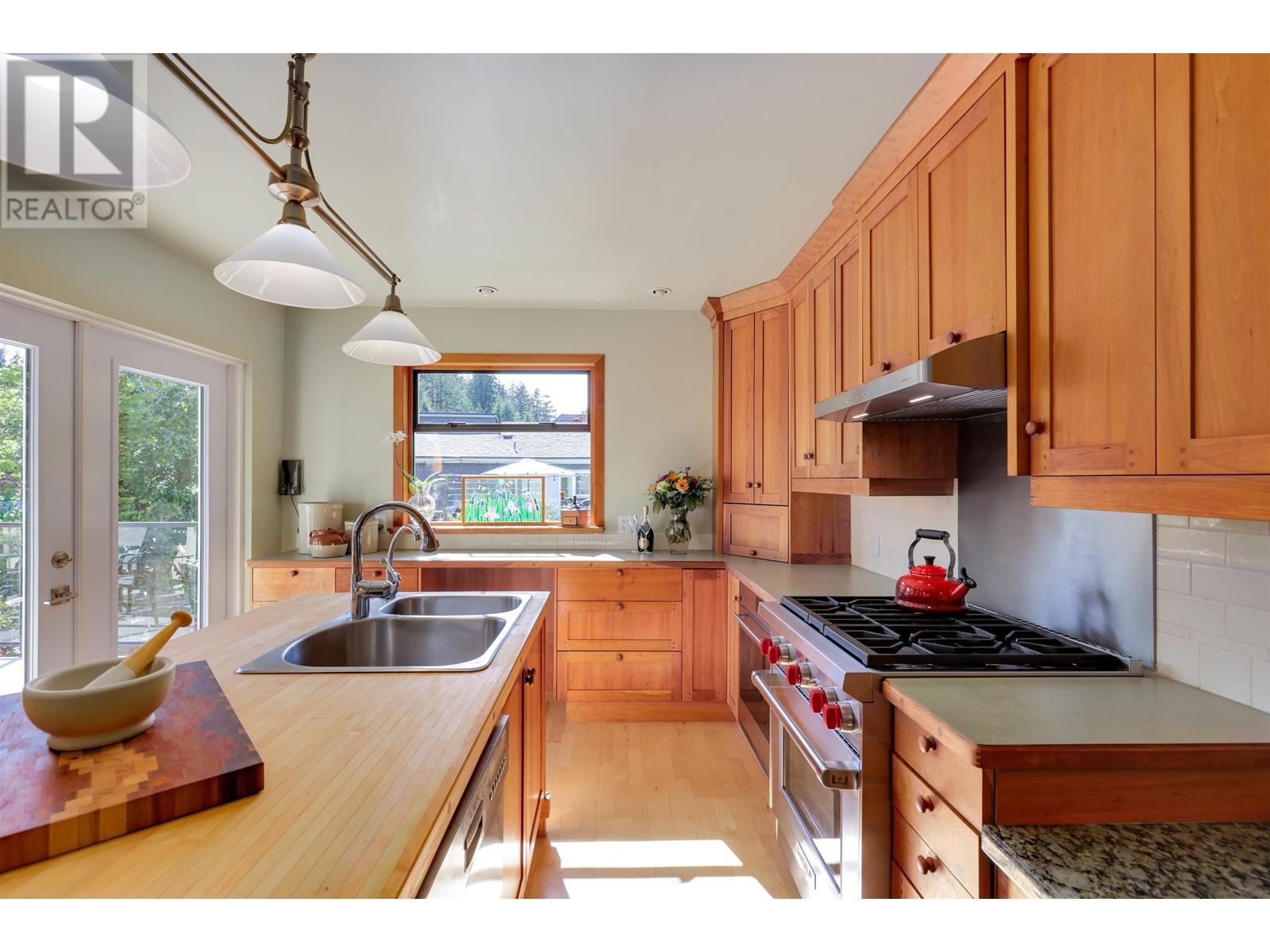 4638 Lockehaven Place, North Vancouver, British Columbia  V7G 2B8 - Photo 13 - R3007624