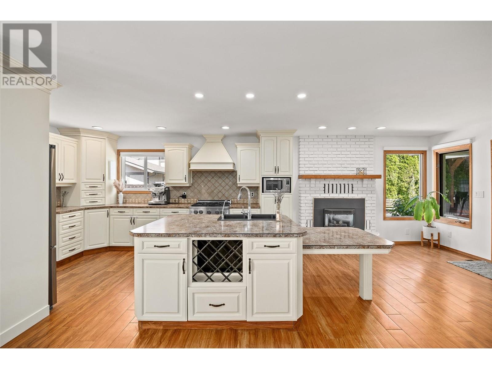 1451 Oakridge Road, Kelowna, British Columbia  V1W 3A8 - Photo 3 - 10348853