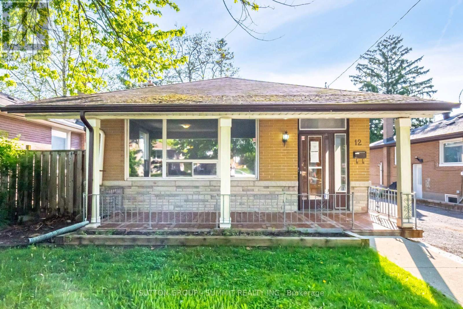 <div class="slider-price">$798,990</div><p>12 Dashwood Crescent, Toronto, Ontario</p>