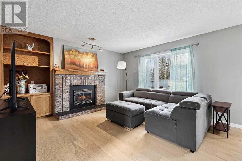 Property at 42 Sundown Manor SE image 4