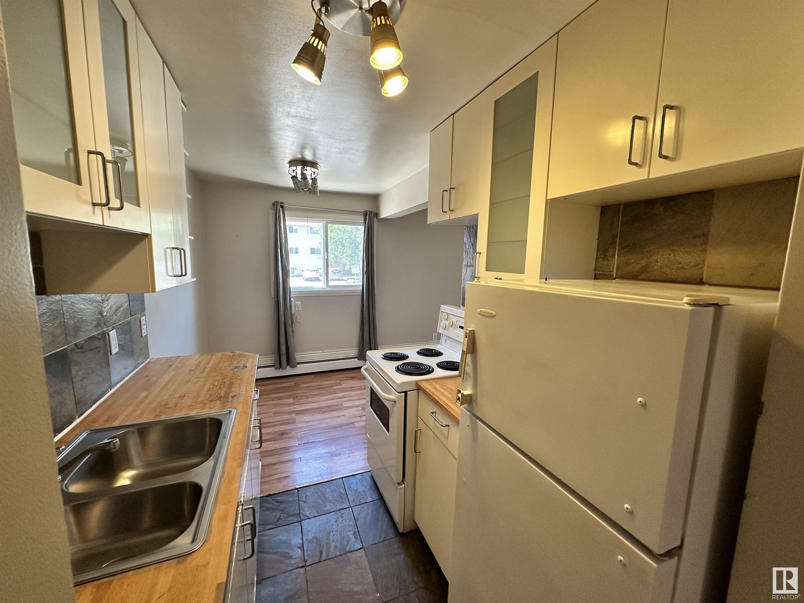 Property at #10 10620 122 ST NW image 5
