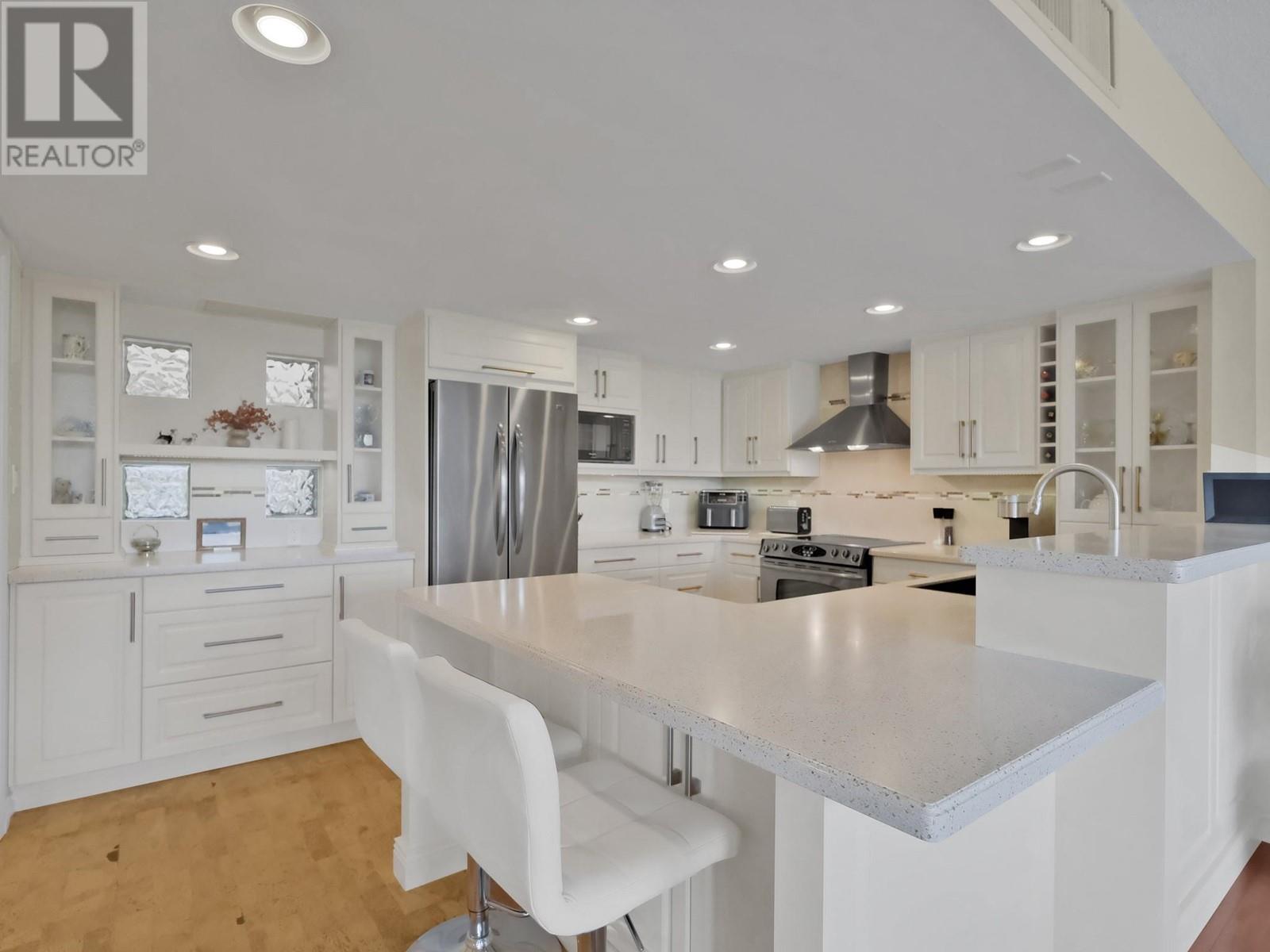 86 LAKESHORE Drive Unit# 302, Penticton, BC V2A1B5