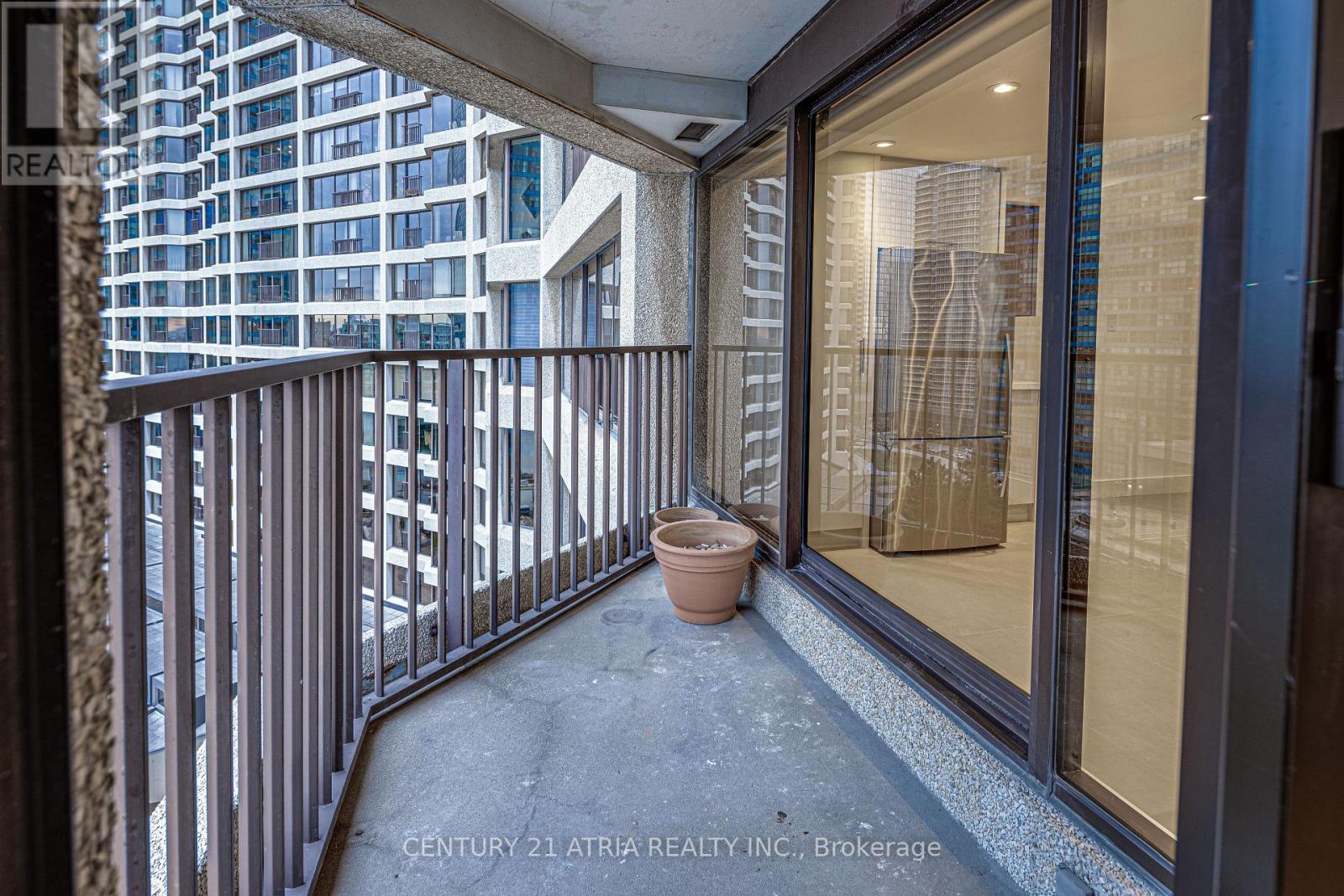 1401 - 65 Harbour Square, Toronto, Ontario  M5J 2L4 - Photo 31 - C12176192
