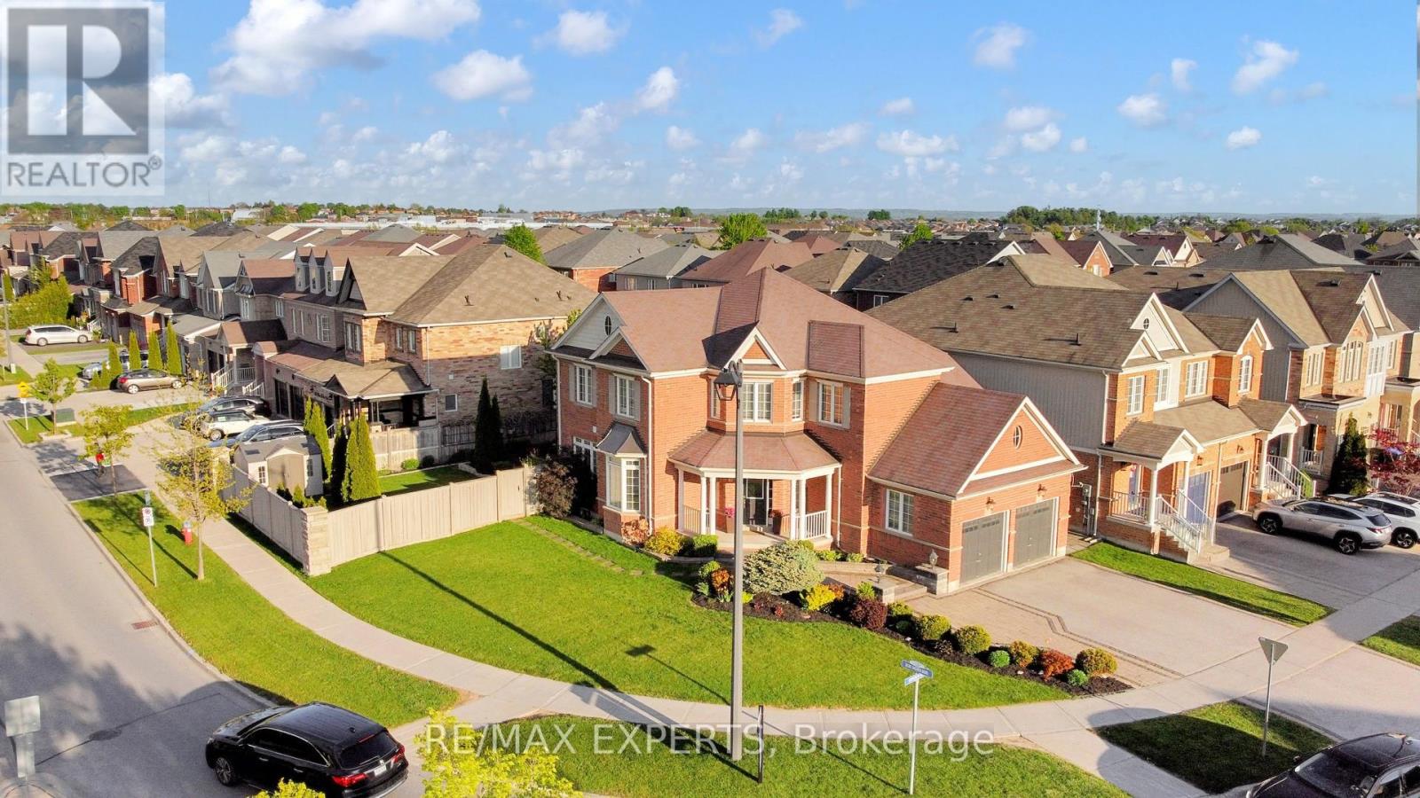 215 Summerlyn Trail, Bradford West Gwillimbury (Bradford), Ontario  L3Z 0E2 - Photo 2 - N12176103