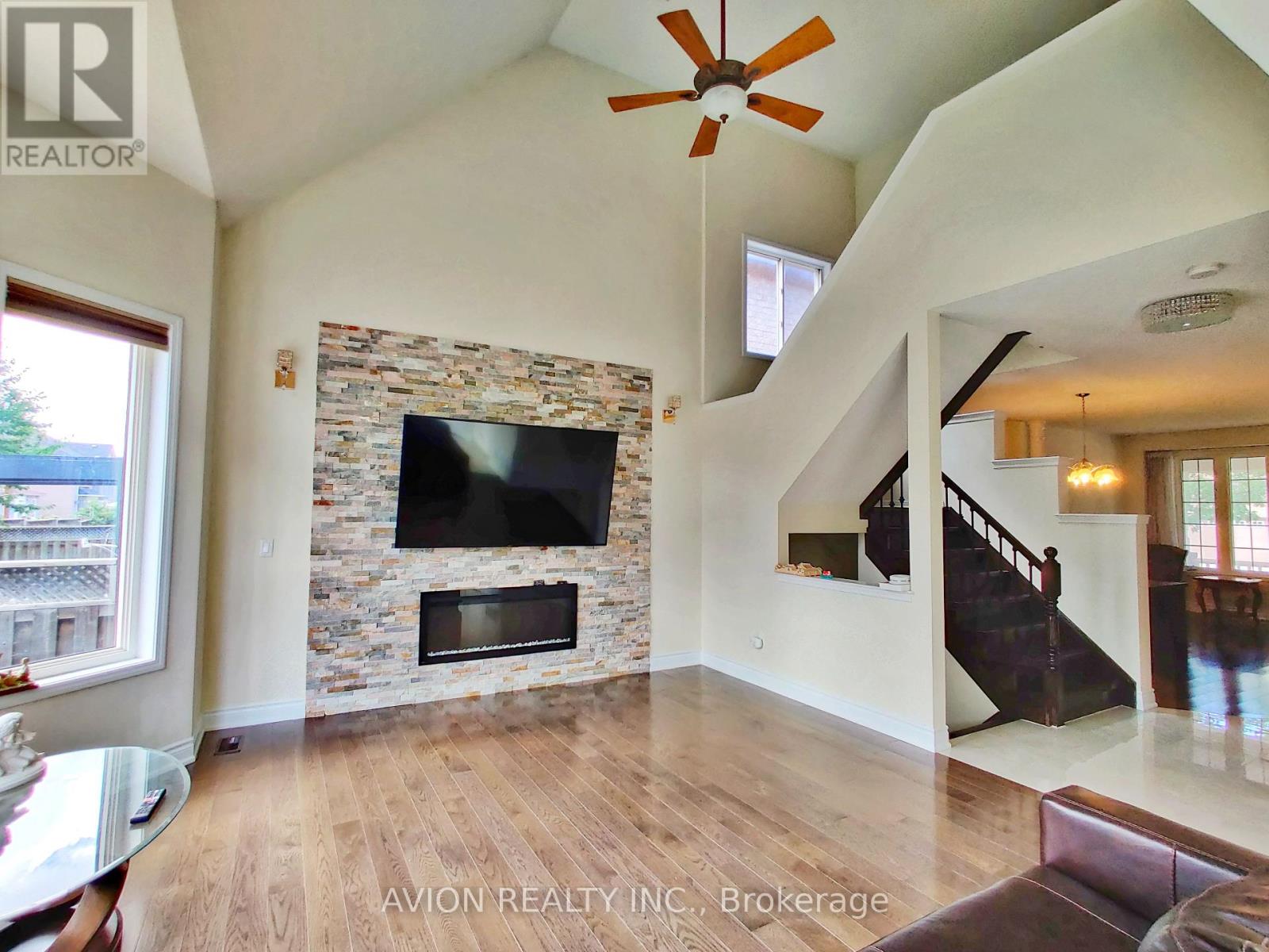 17 Staffordshire Lane, Markham, Ontario  L6C 2M8 - Photo 4 - N12176260