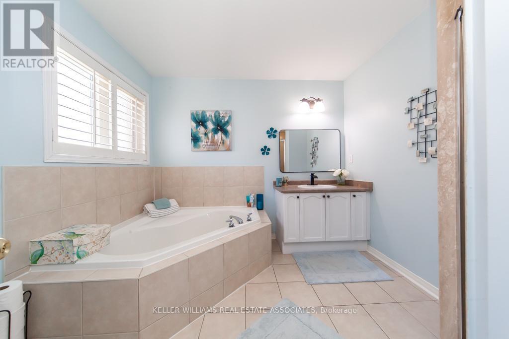 115 Niagara Trail, Halton Hills, Ontario  L7G 0A6 - Photo 13 - W12176131