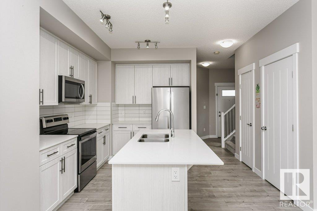 Property at 3539 8 AV SW image 2