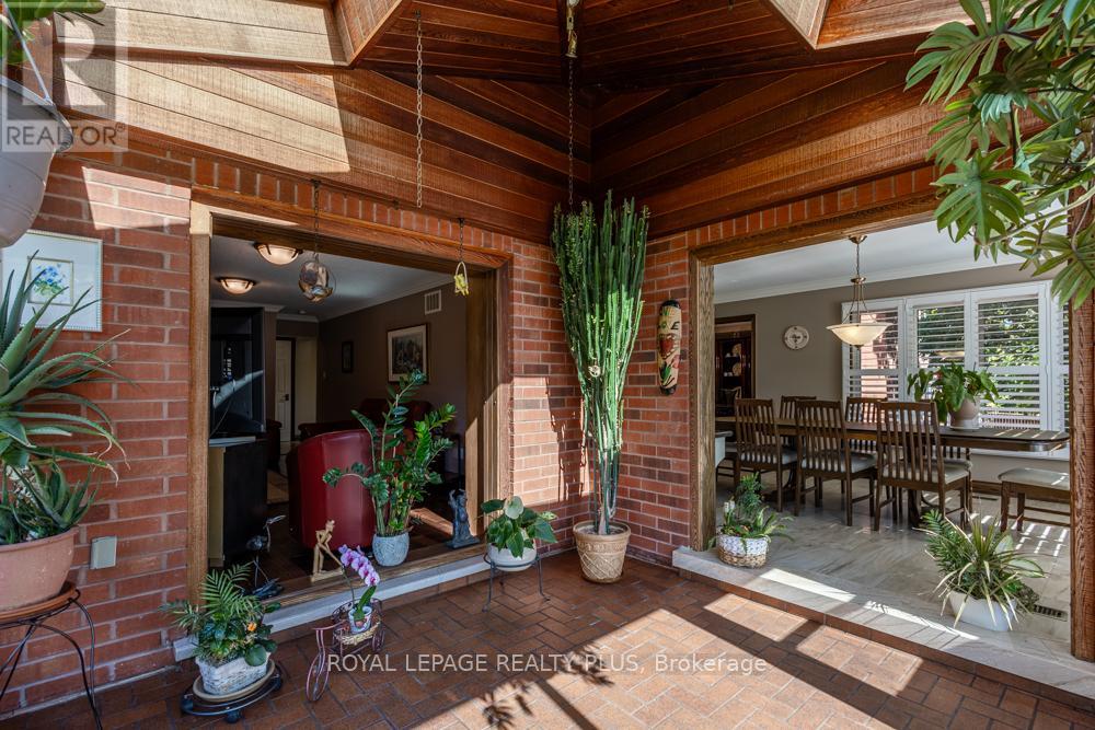 1827 Folkway Drive, Mississauga, Ontario  L5L 2X1 - Photo 26 - W12176188