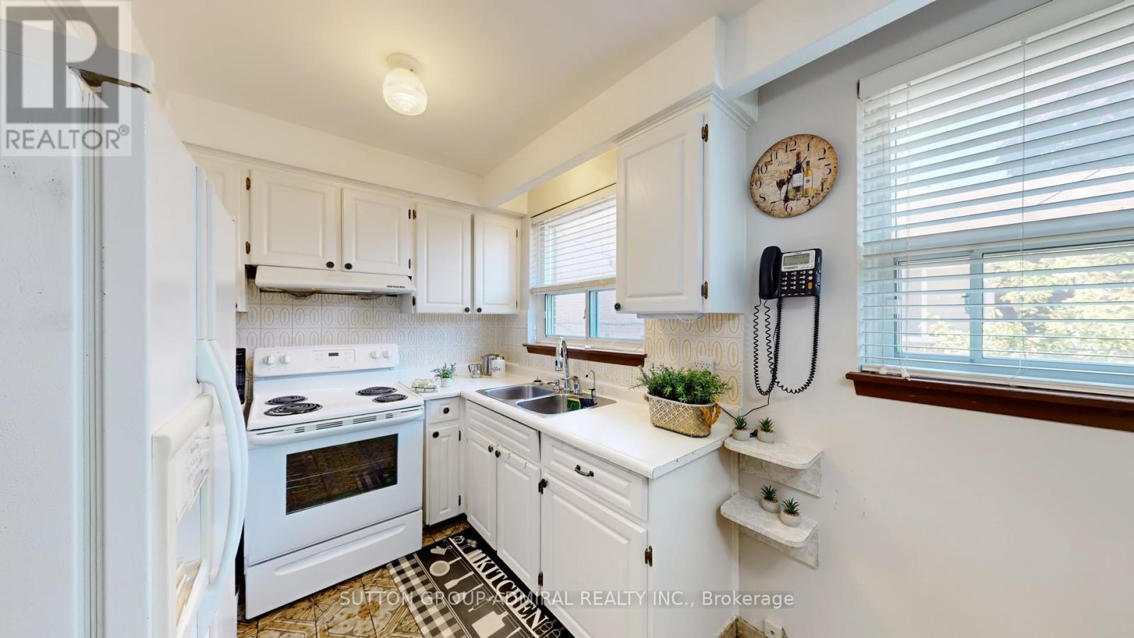22 Peterson Drive, Toronto, Ontario  M9M 1X1 - Photo 12 - W12176374