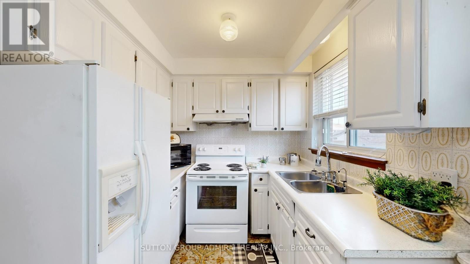 22 Peterson Drive, Toronto, Ontario  M9M 1X1 - Photo 13 - W12176374