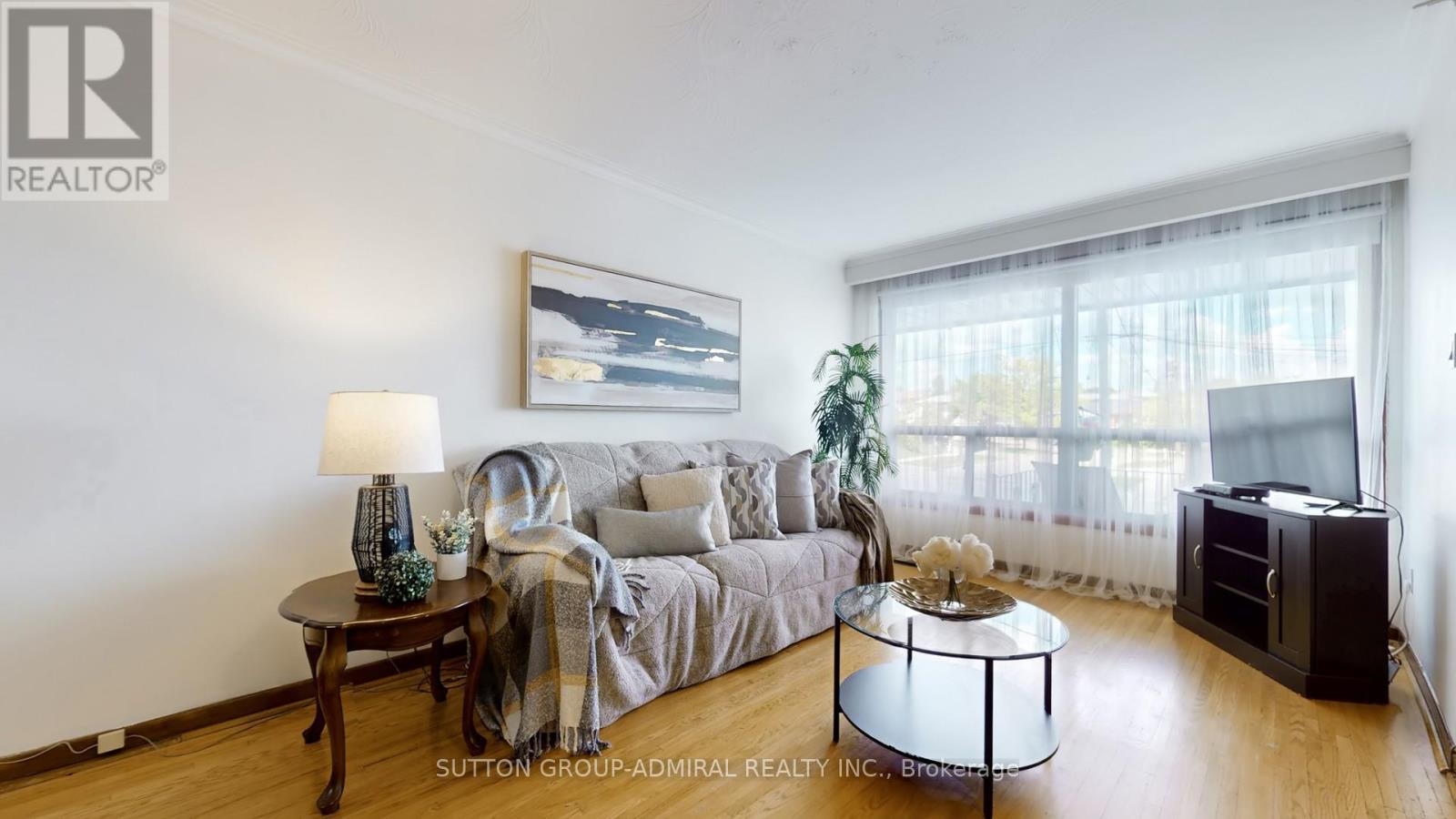 22 Peterson Drive, Toronto, Ontario  M9M 1X1 - Photo 6 - W12176374