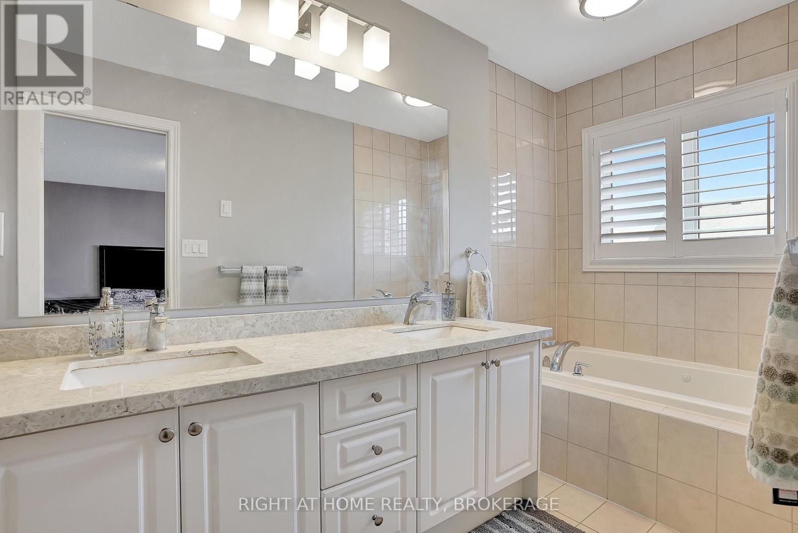 392 Grindstone Trail, Oakville, Ontario  L6H 0S1 - Photo 19 - W12176400