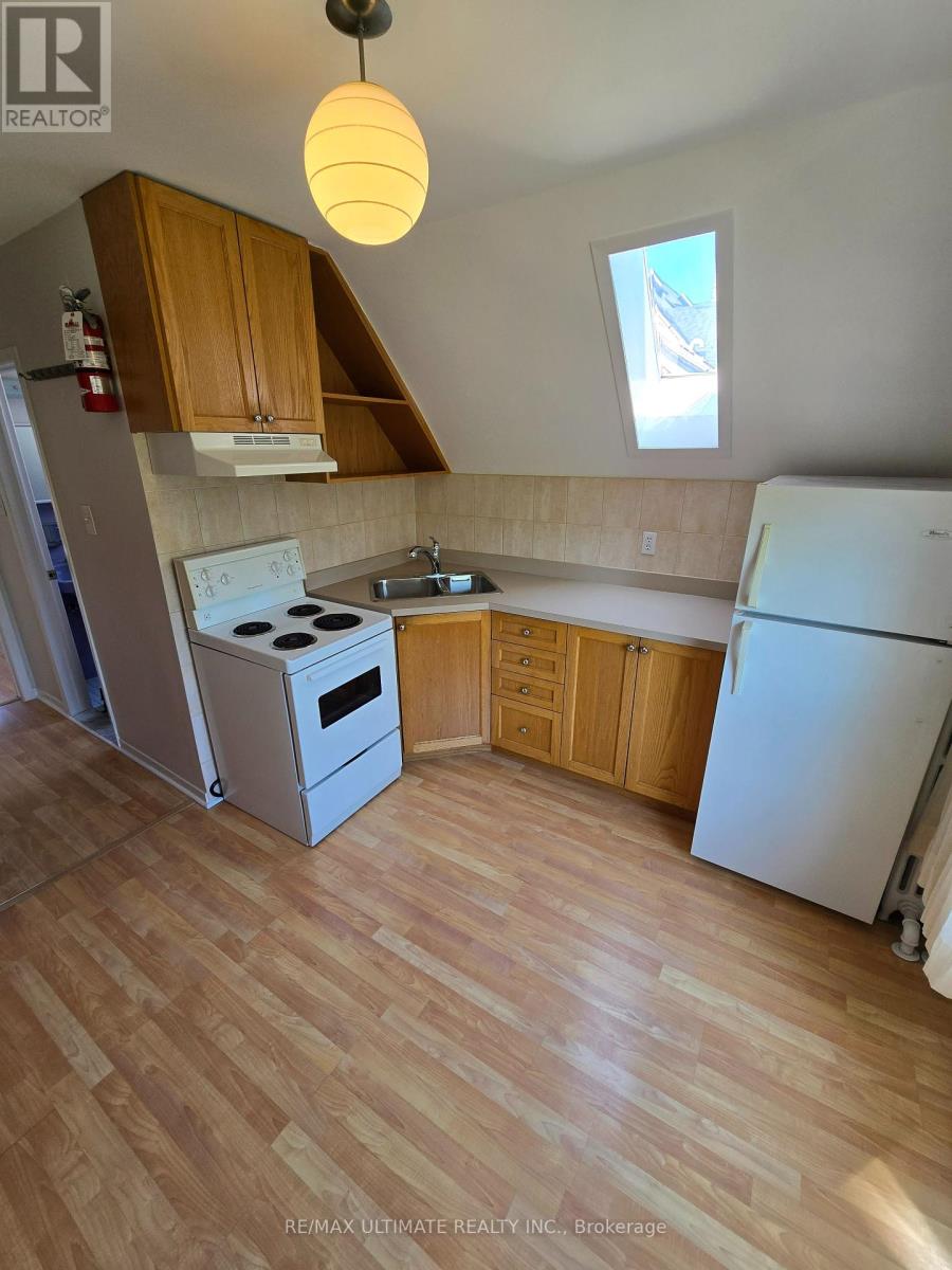 60 Marmaduke Street, Toronto (High Park-Swansea), Ontario  M6R 1T4 - Photo 6 - W12176404