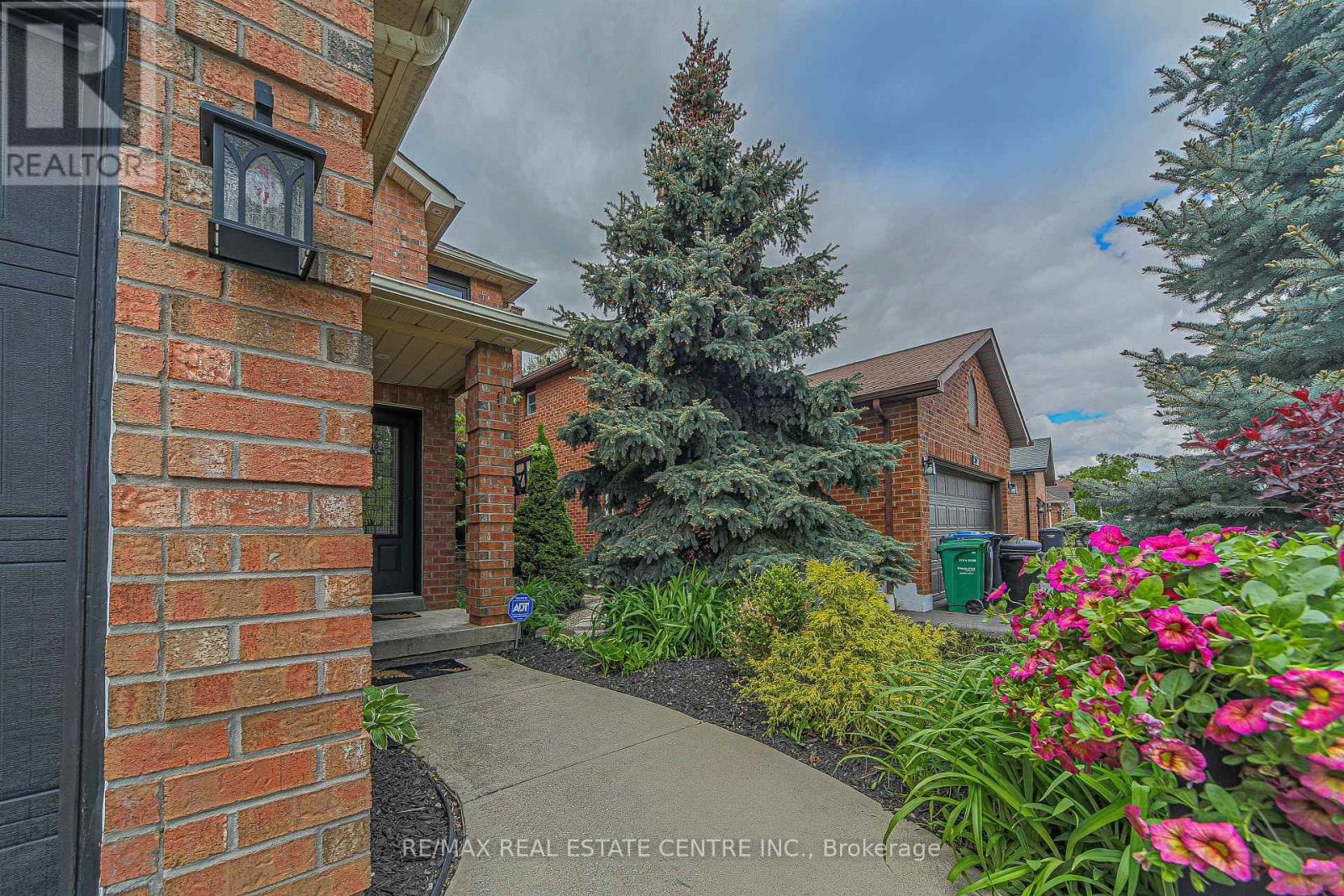 59 Lord Simcoe Drive, Brampton (Westgate), Ontario  L6S 5G7 - Photo 5 - W12176418
