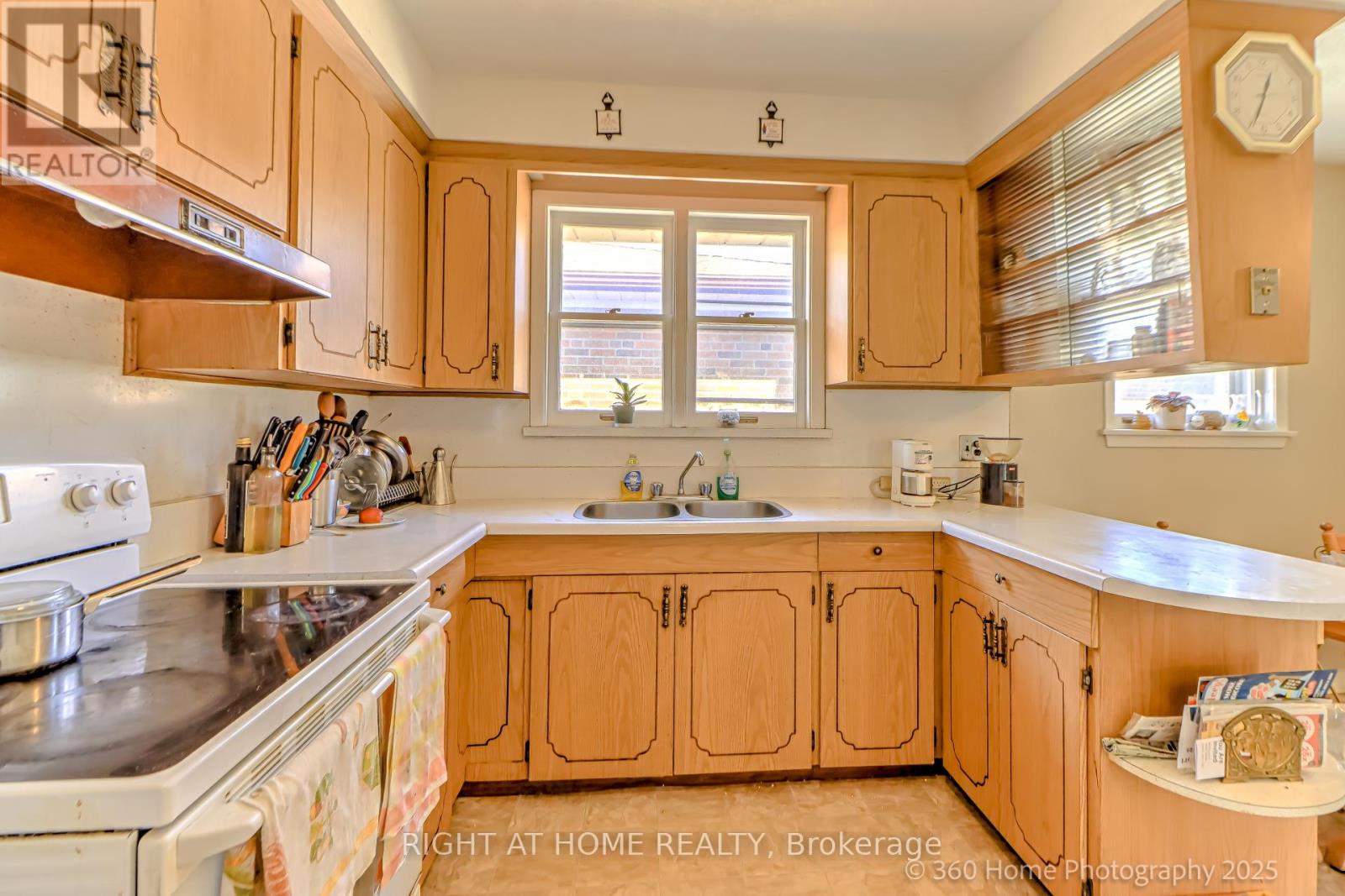 12 Summitcrest Drive, Toronto (Willowridge-Martingrove-Richview), Ontario  M9P 1H7 - Photo 22 - W12176475