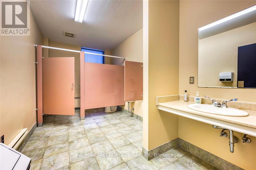 B Upper - 109 Durand Street, Sarnia, Ontario  N7T 5A1 - Photo 17 - X12176094