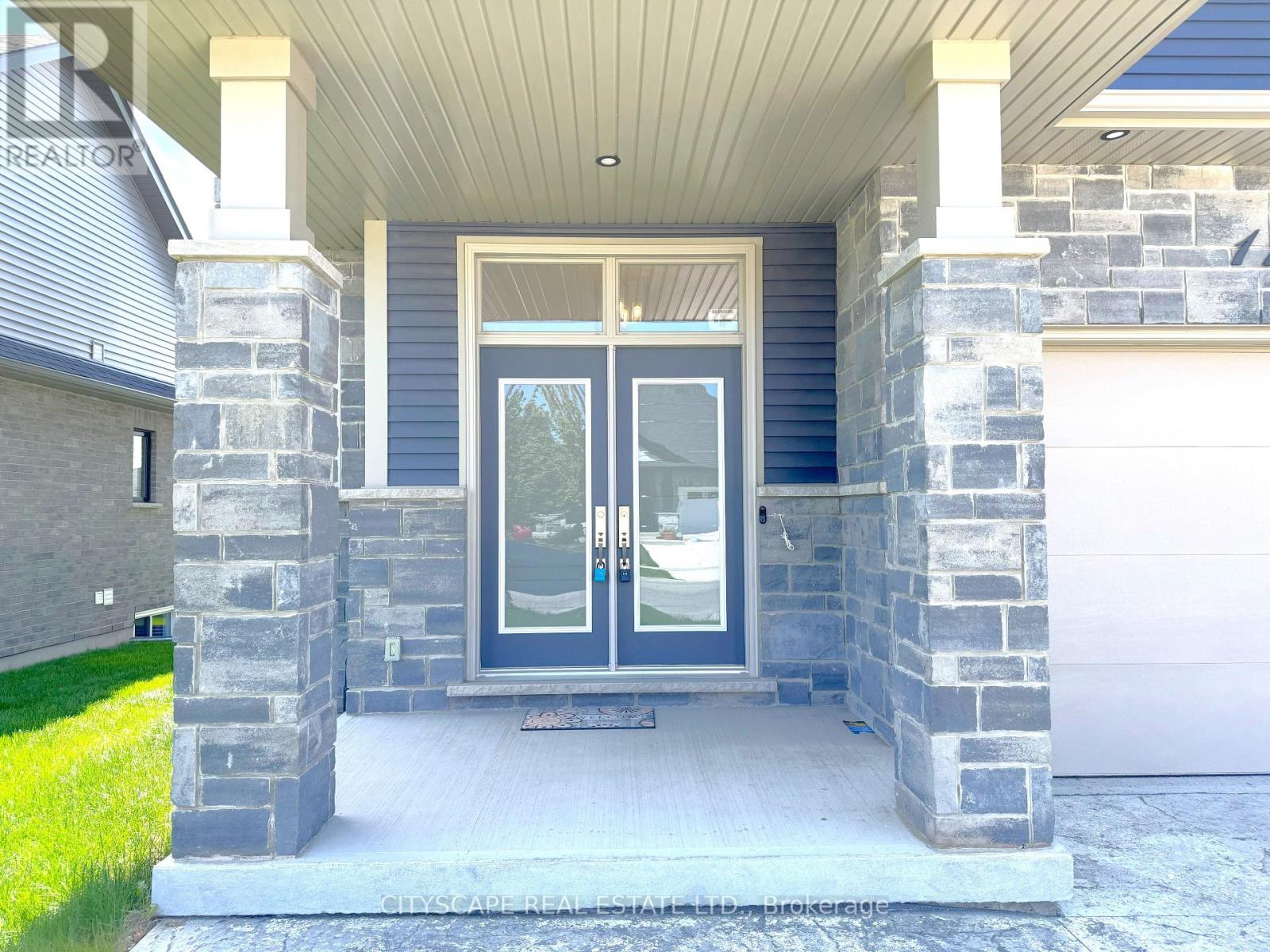 11 Hopkins Street, Thorold, Ontario  L2V 0E9 - Photo 3 - X12176171
