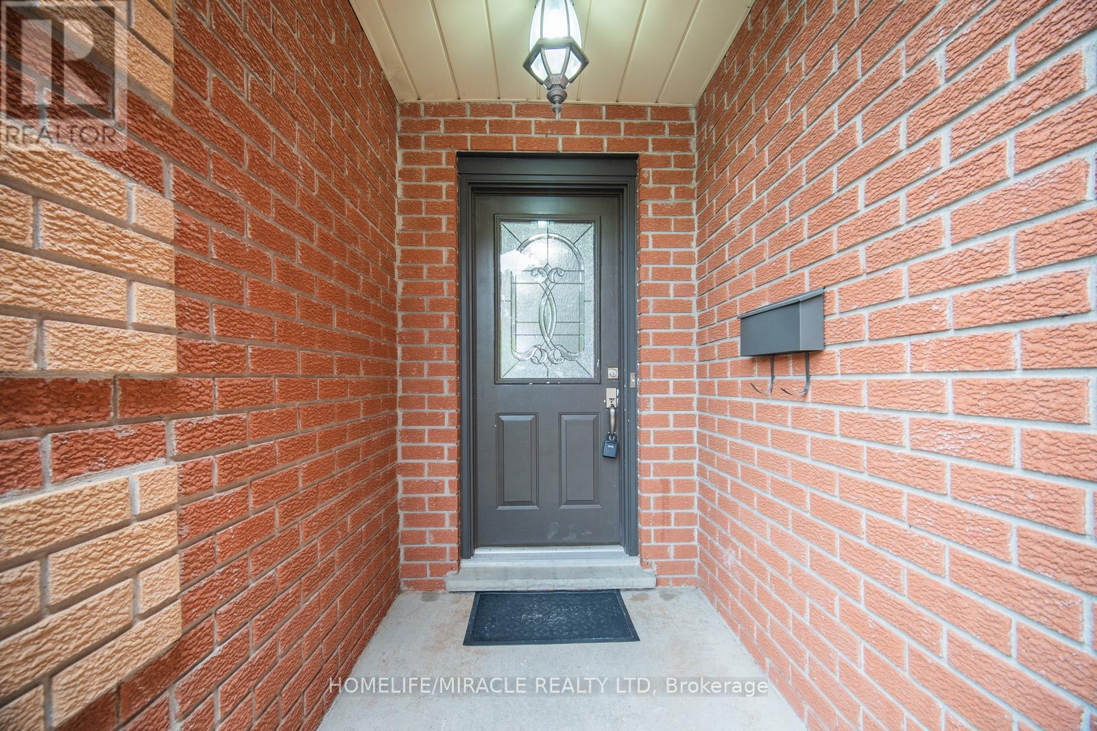 Property at 39 SOUTHVIEW CRESCENT image 2