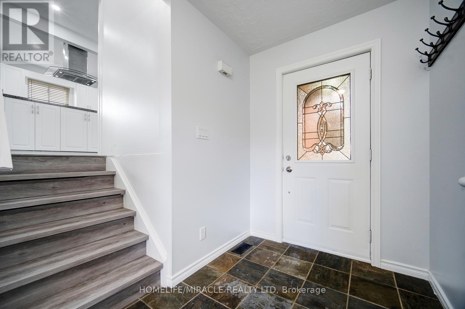 Property at 39 SOUTHVIEW CRESCENT image 3