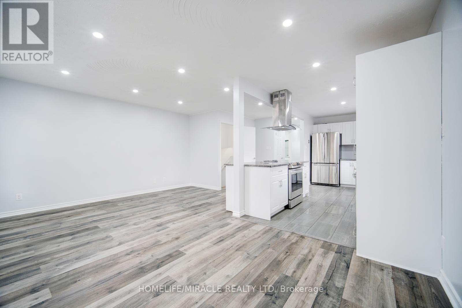 Property at 39 SOUTHVIEW CRESCENT image 4
