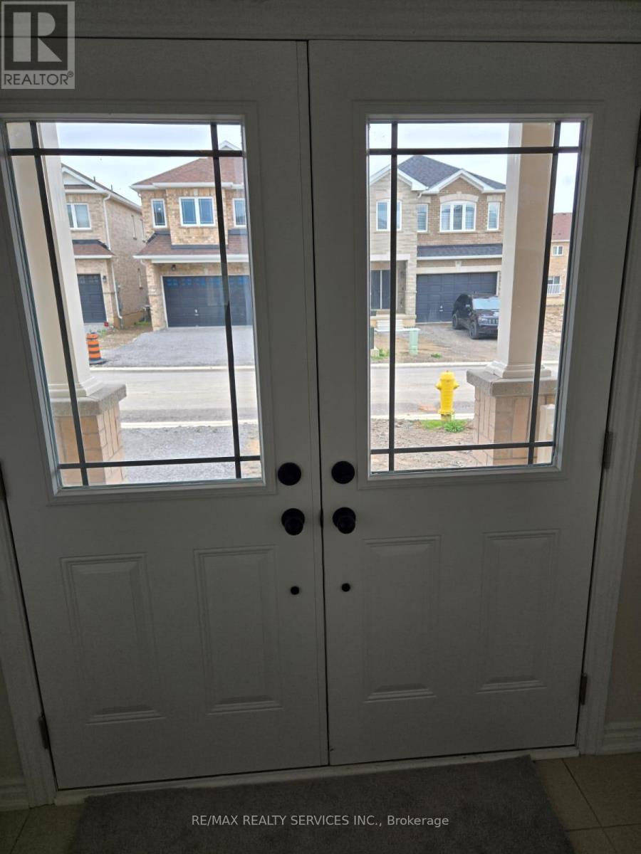 35 Huntsworth Avenue, Thorold, Ontario  L2V 0N2 - Photo 2 - X12176281