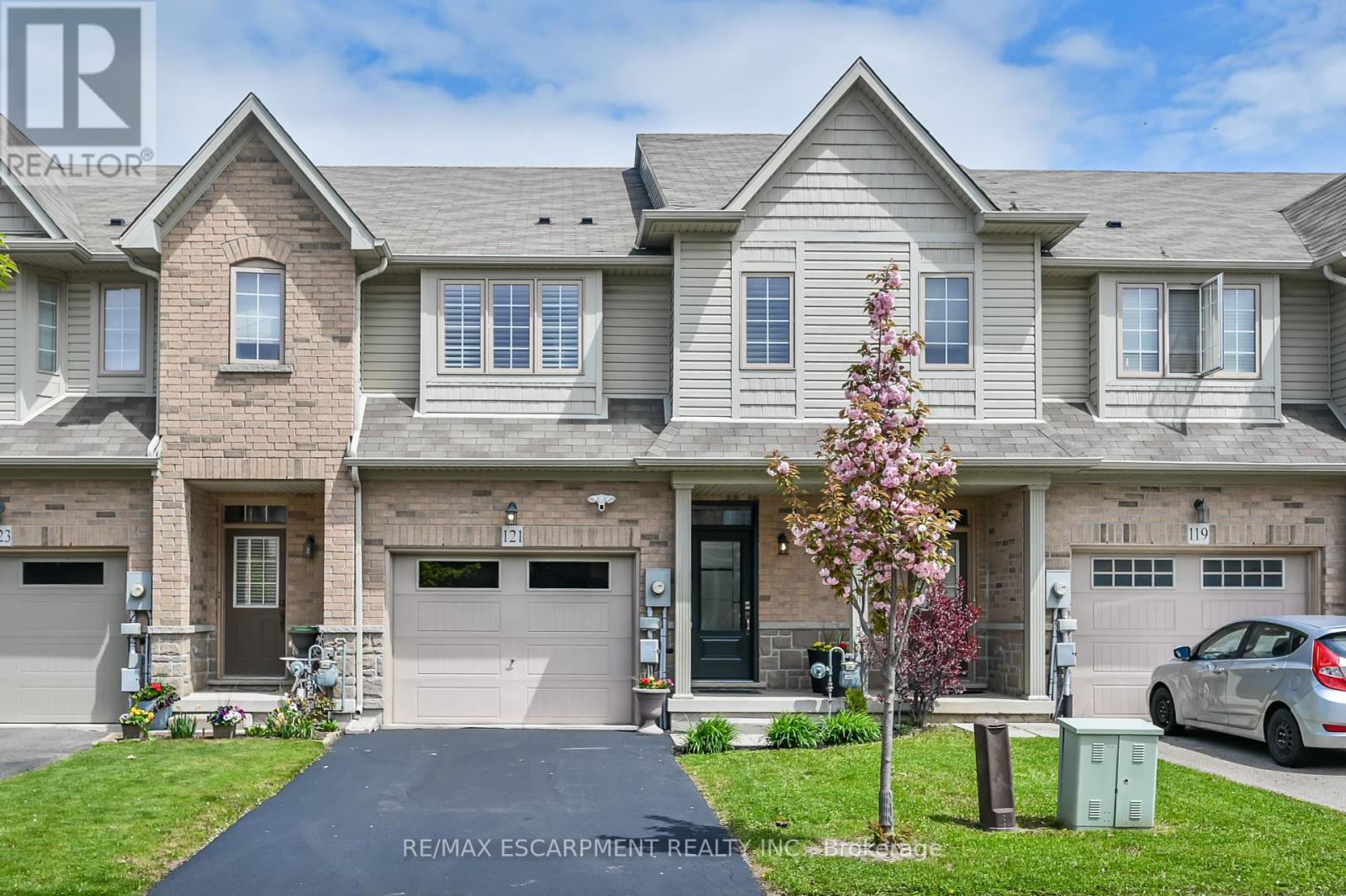 121 BANKFIELD CRESCENT, Hamilton, Ontario