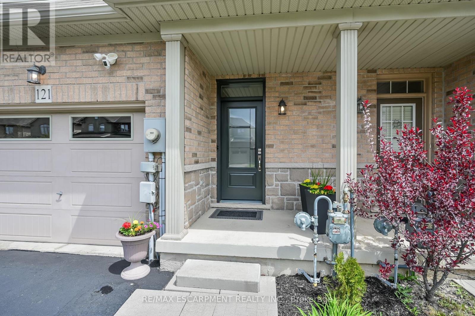 Property at 121 BANKFIELD CRESCENT image 2