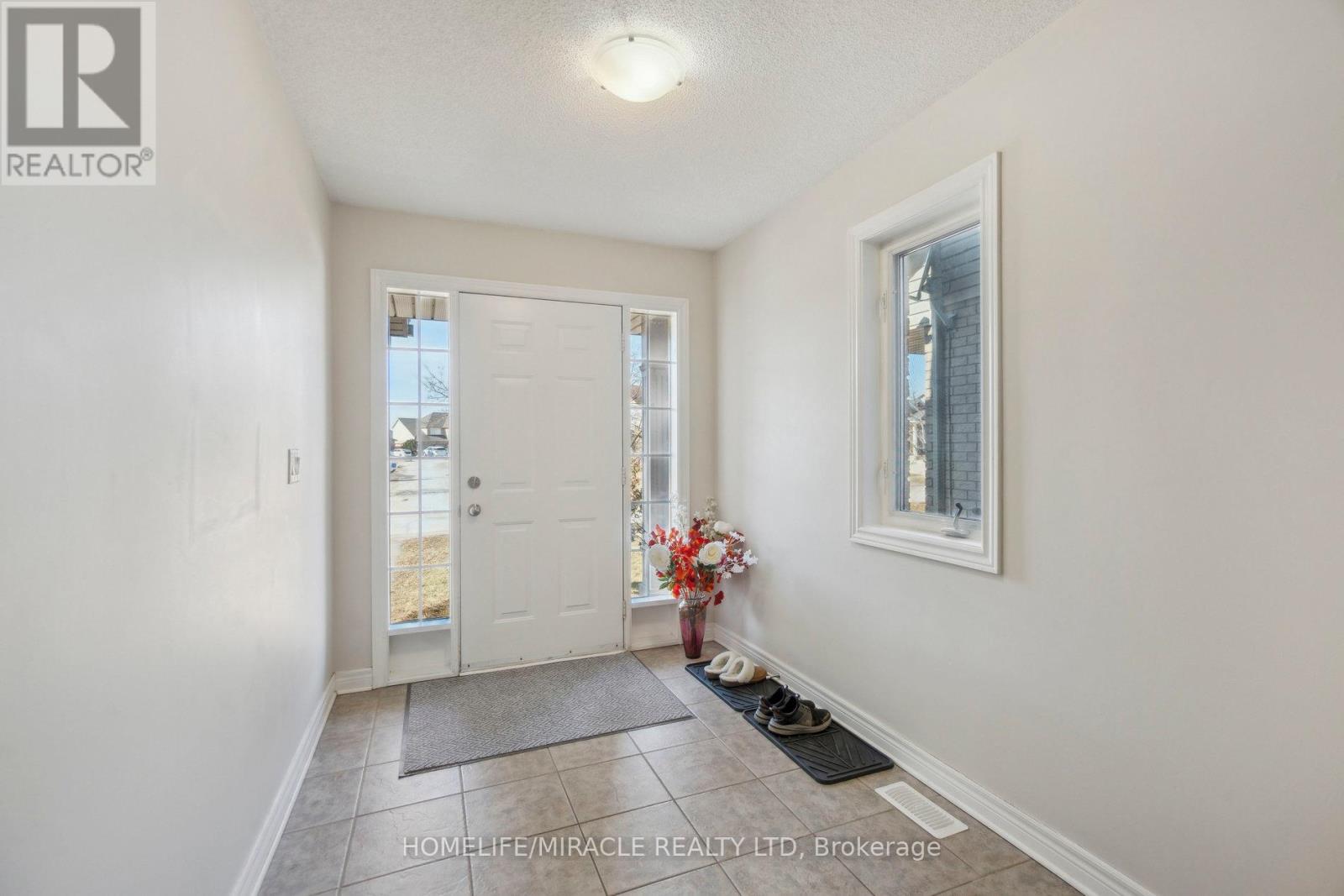 74 Raspberry Trail, Thorold, Ontario  L2V 5E2 - Photo 3 - X12176436