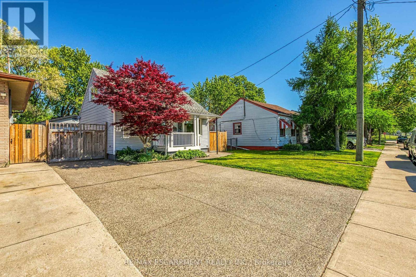 88 Julian Avenue, Hamilton, Ontario  L8H 5R7 - Photo 2 - X12176494