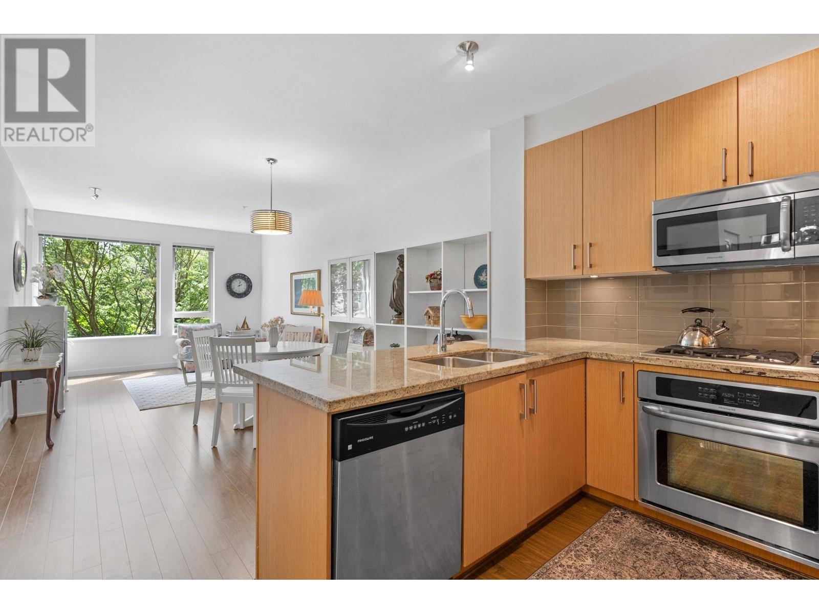 227 119 W 22ND STREET, north vancouver, British Columbia