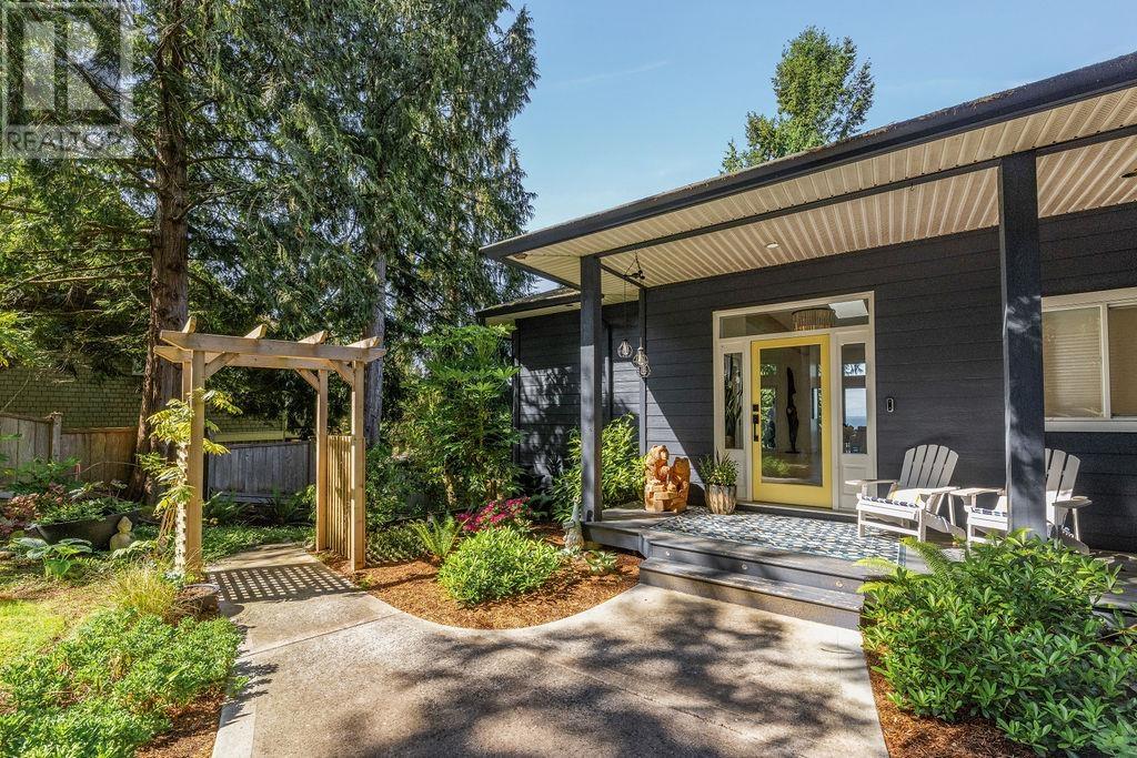 Property at 1599 GRANDVIEW ROAD image 2