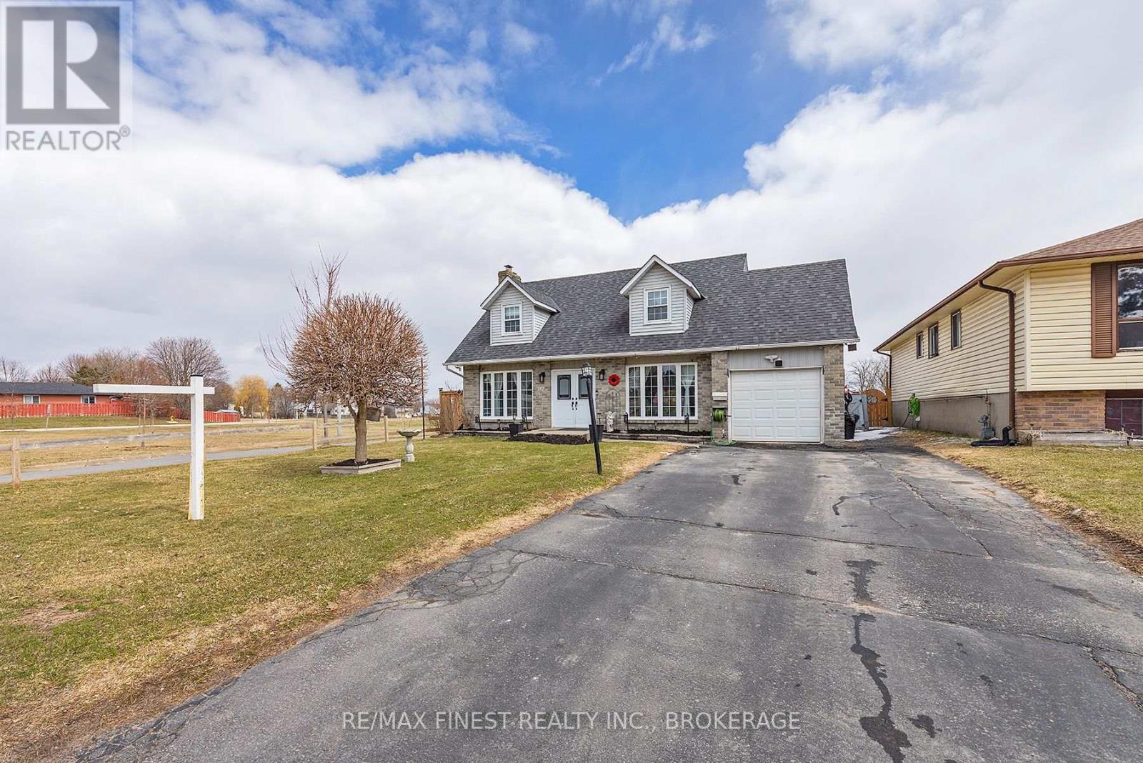 187 Wilson Street, Kingston (Rideau), Ontario  K7K 5Y1 - Photo 2 - X12176643