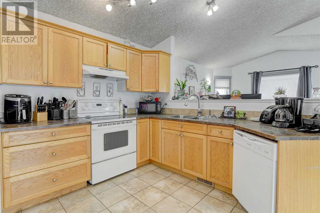 Property at 32 Pinnacle Street image 2