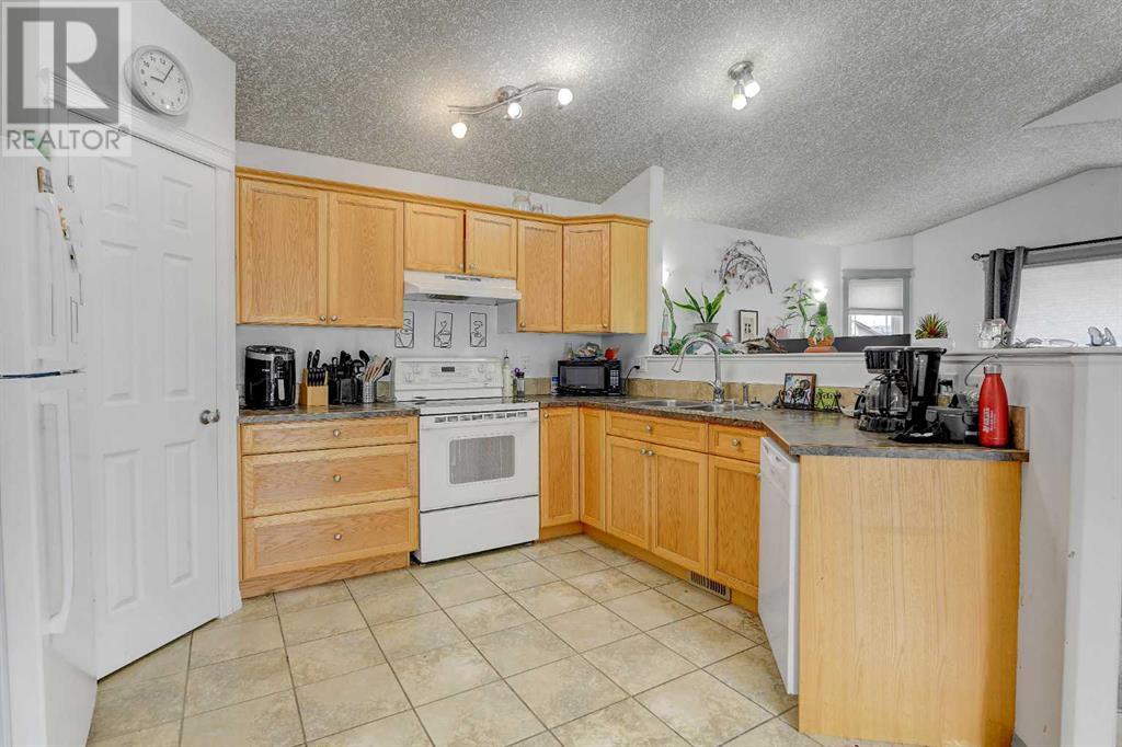 Property at 32 Pinnacle Street image 3