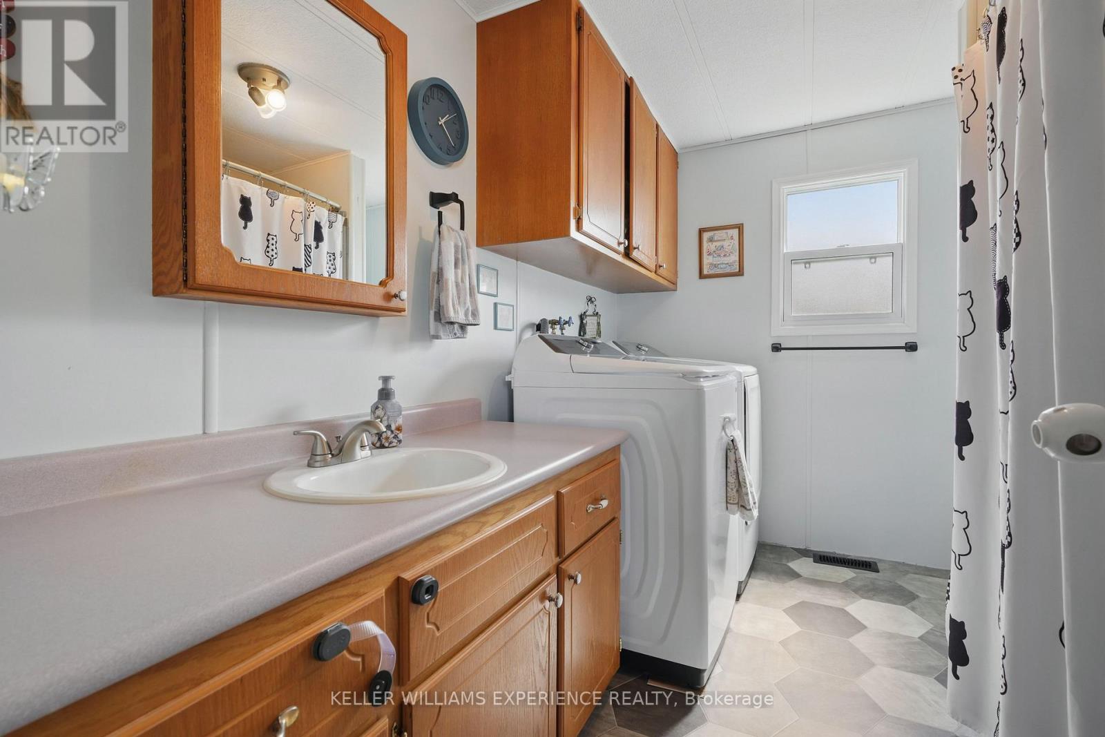 7 Shamrock Crescent, Essa, Ontario  L3W 0A5 - Photo 9 - N12176548