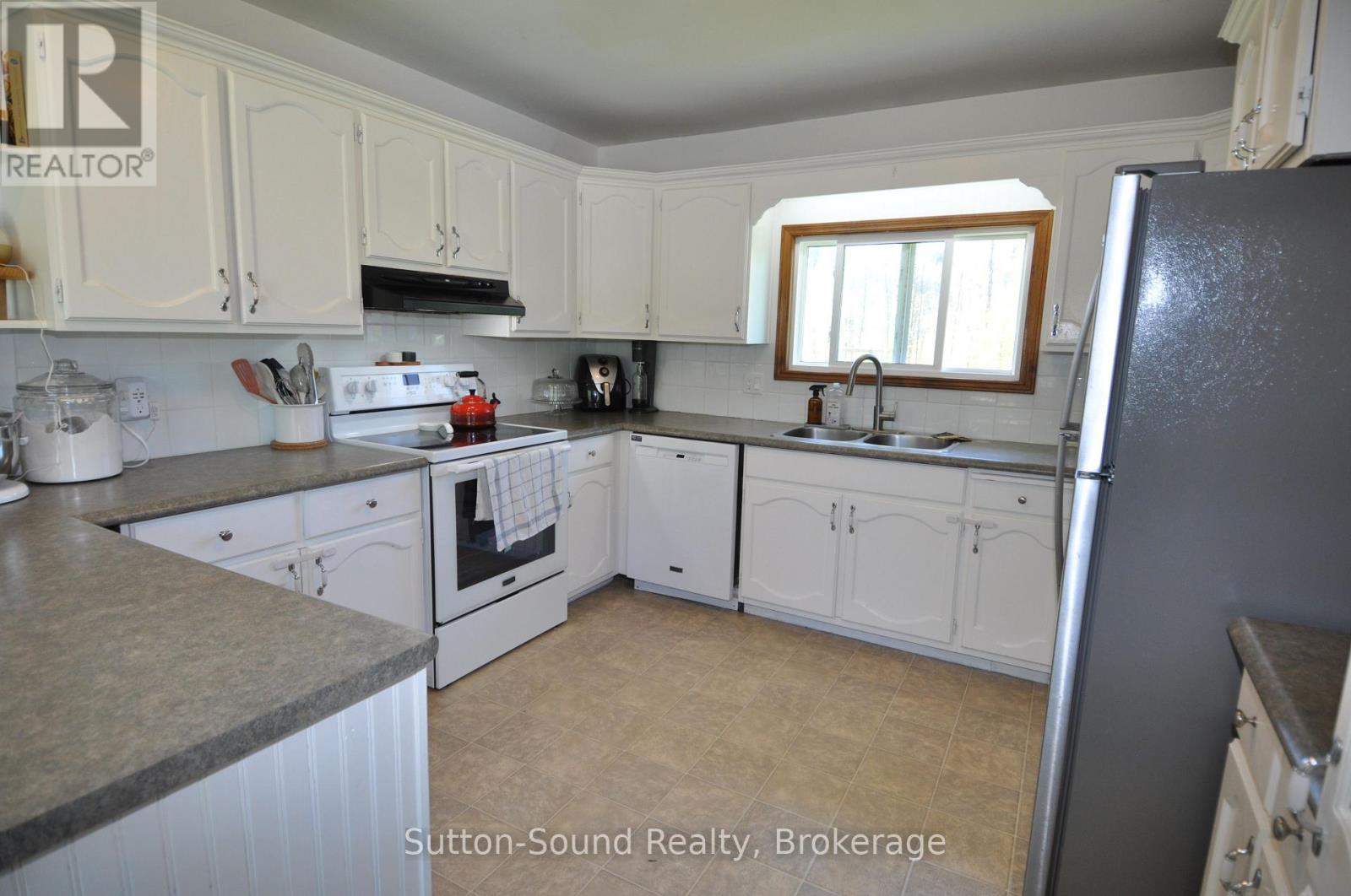 444 Balmy Beach Road, Georgian Bluffs, Ontario  N4K 5N4 - Photo 14 - X12176688