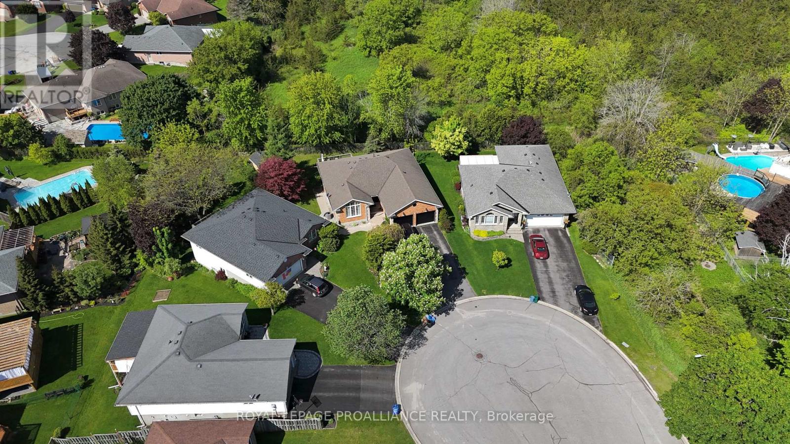 21 Benson Court, Belleville, Ontario K8P 5J4 - Photo 3 - X12176723