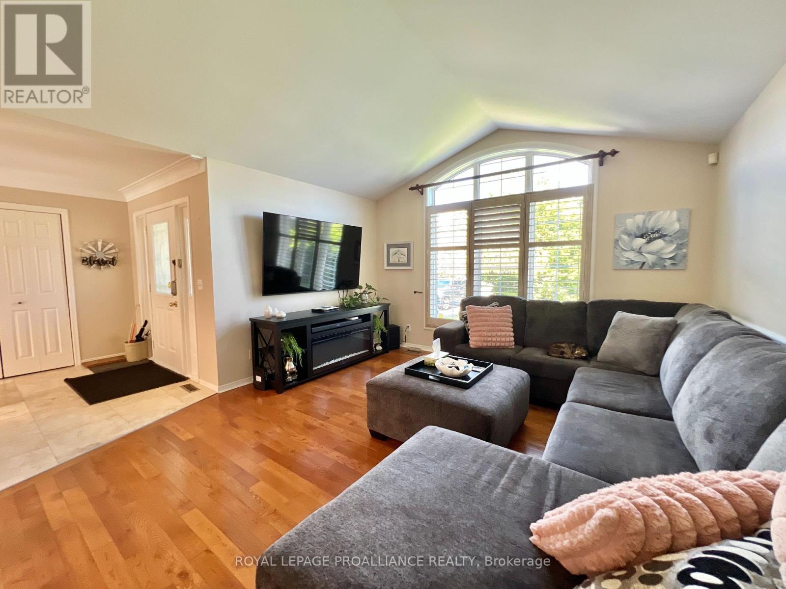 21 Benson Court, Belleville, Ontario K8P 5J4 - Photo 5 - X12176723