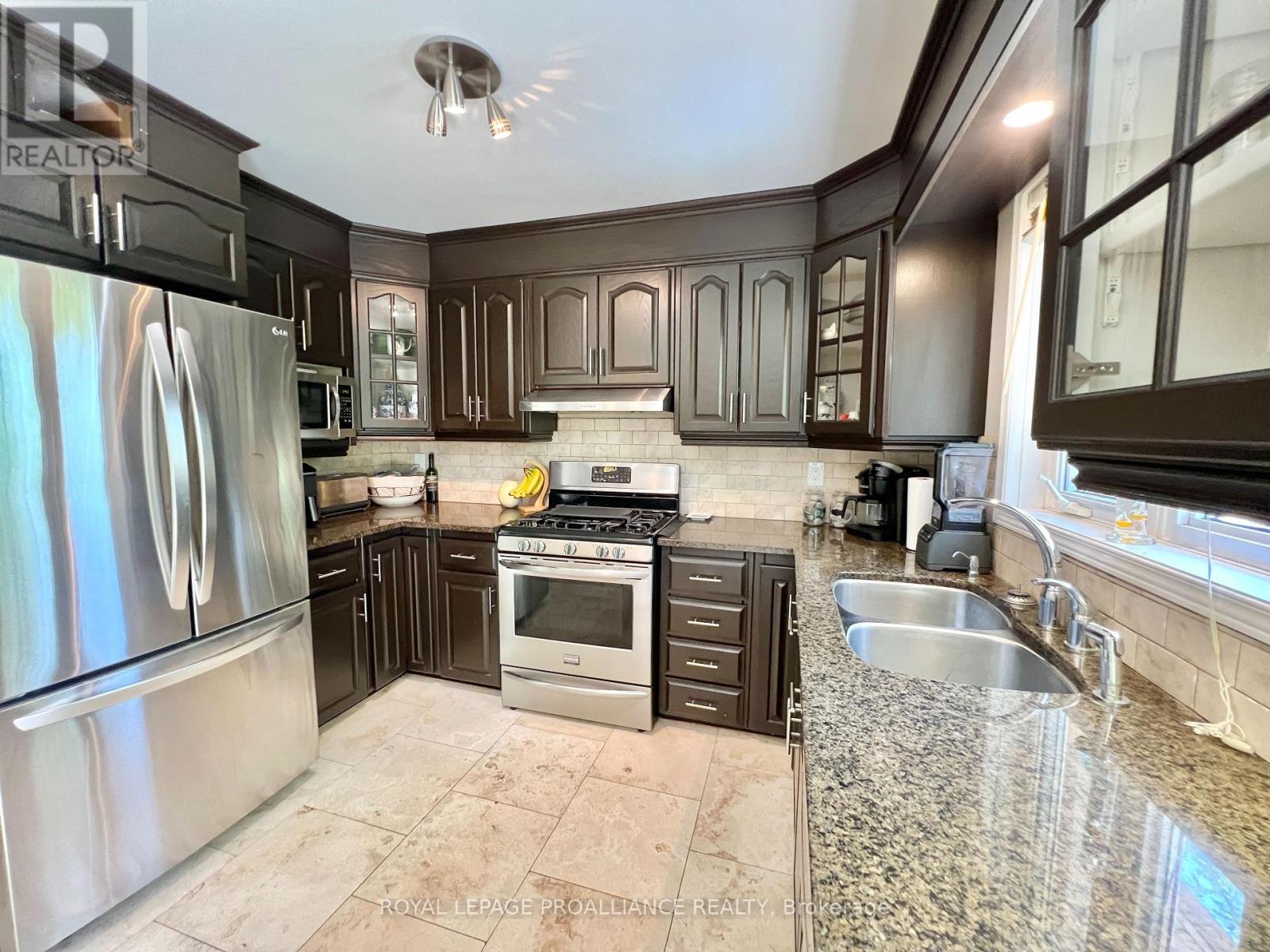 21 Benson Court, Belleville, Ontario  K8P 5J4 - Photo 9 - X12176723