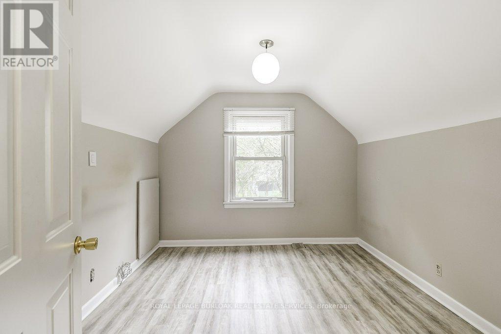 15 Glenmount Avenue, Hamilton (Ainslie Wood), Ontario  L8S 2L3 - Photo 17 - X12176645