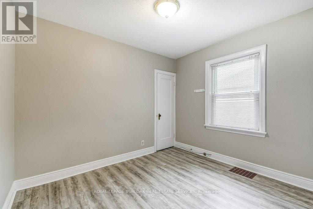 15 Glenmount Avenue, Hamilton (Ainslie Wood), Ontario  L8S 2L3 - Photo 9 - X12176645
