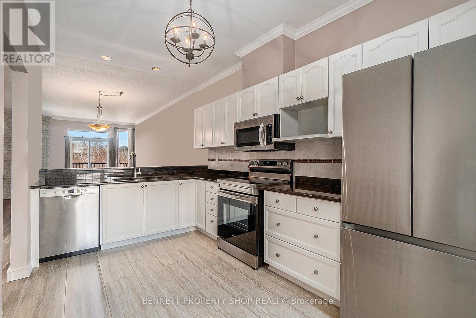 55 Eileen Crescent, Ottawa, Ontario  K2S 1X2 - Photo 12 - X12101039