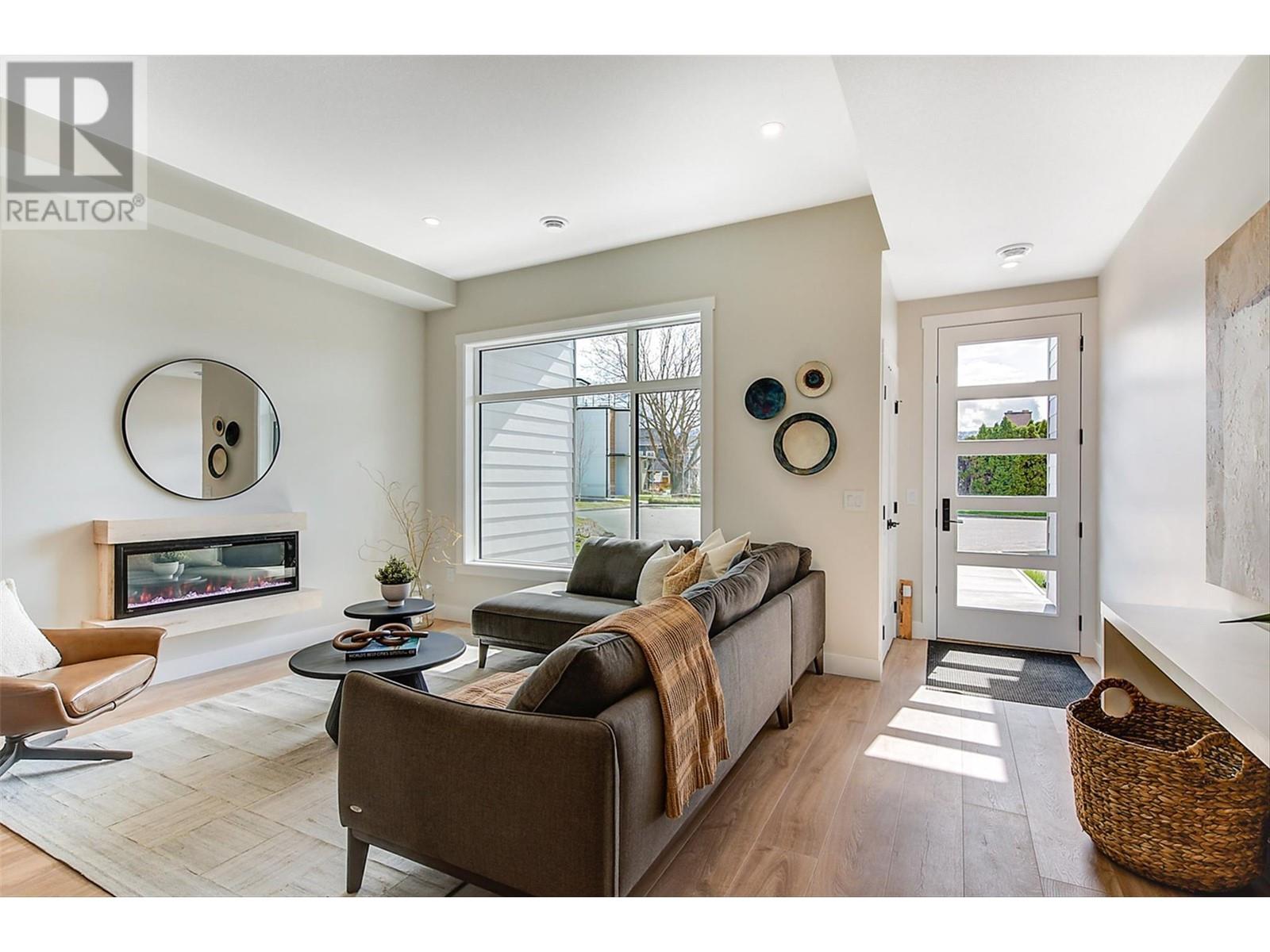 732 Coopland Crescent Unit# 4, Kelowna, British Columbia  V1Y 2V1 - Photo 3 - 10349524