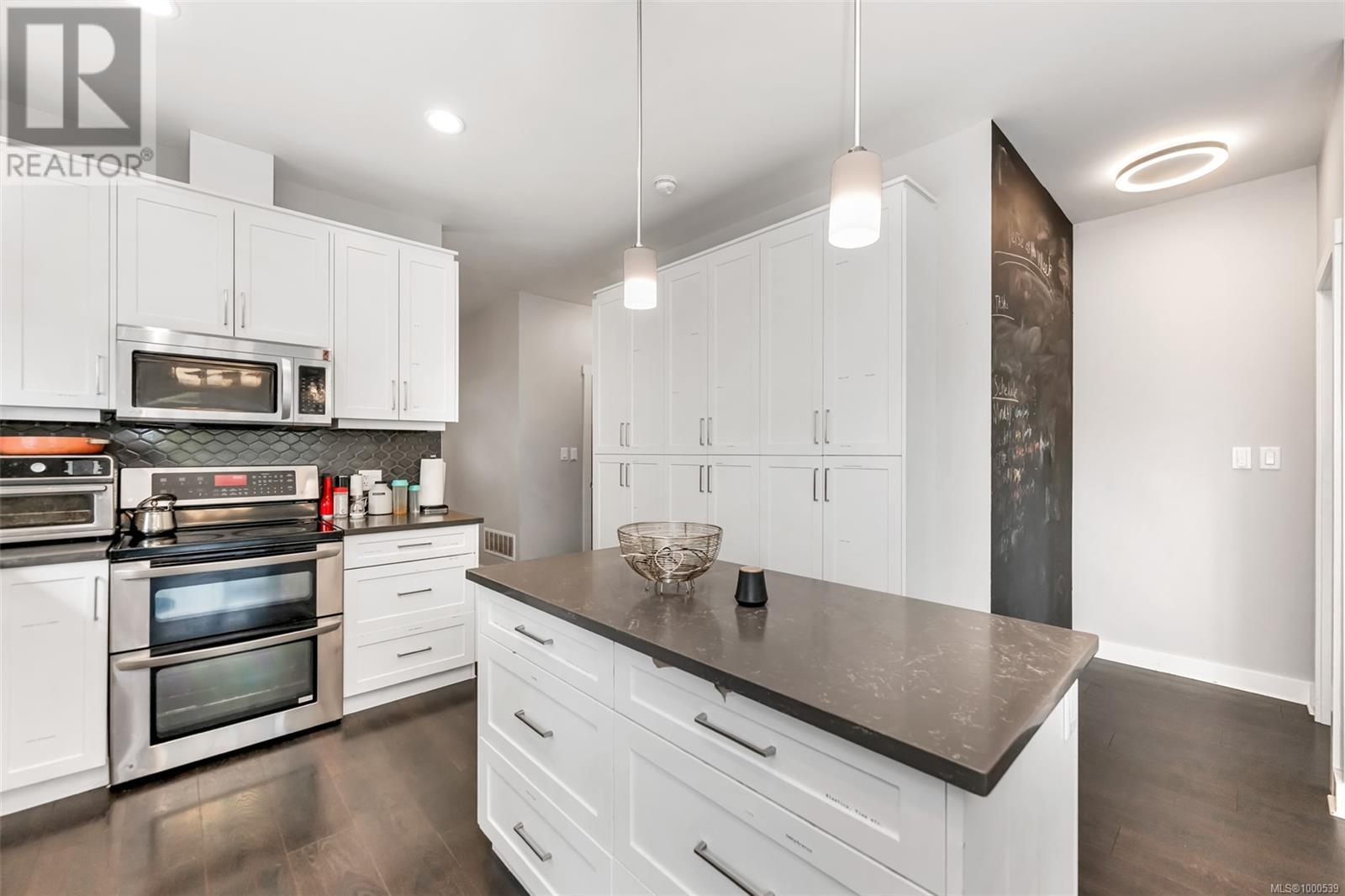 Property at 1318 Bombardier Cres image 3