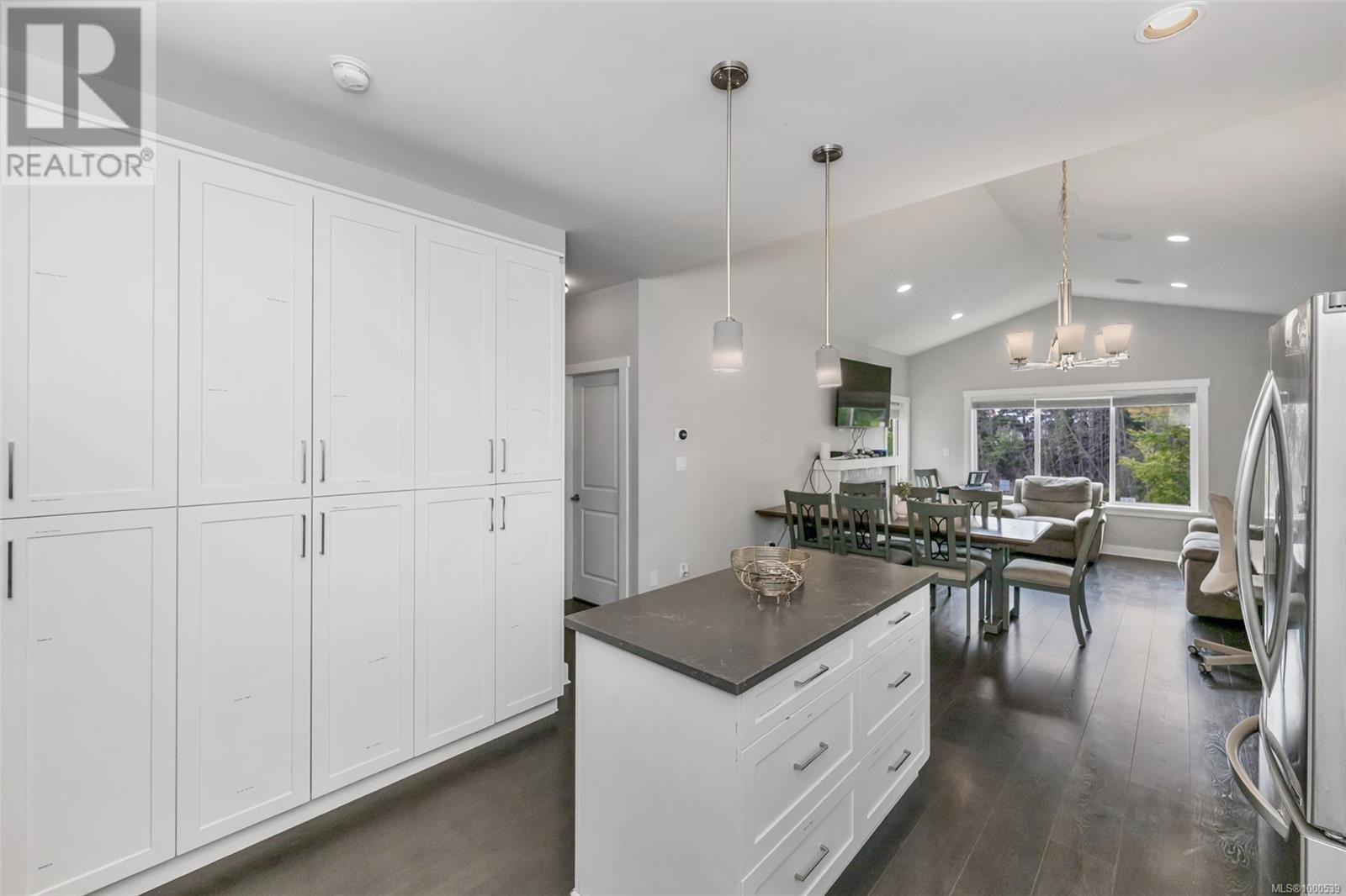 Property at 1318 Bombardier Cres image 5